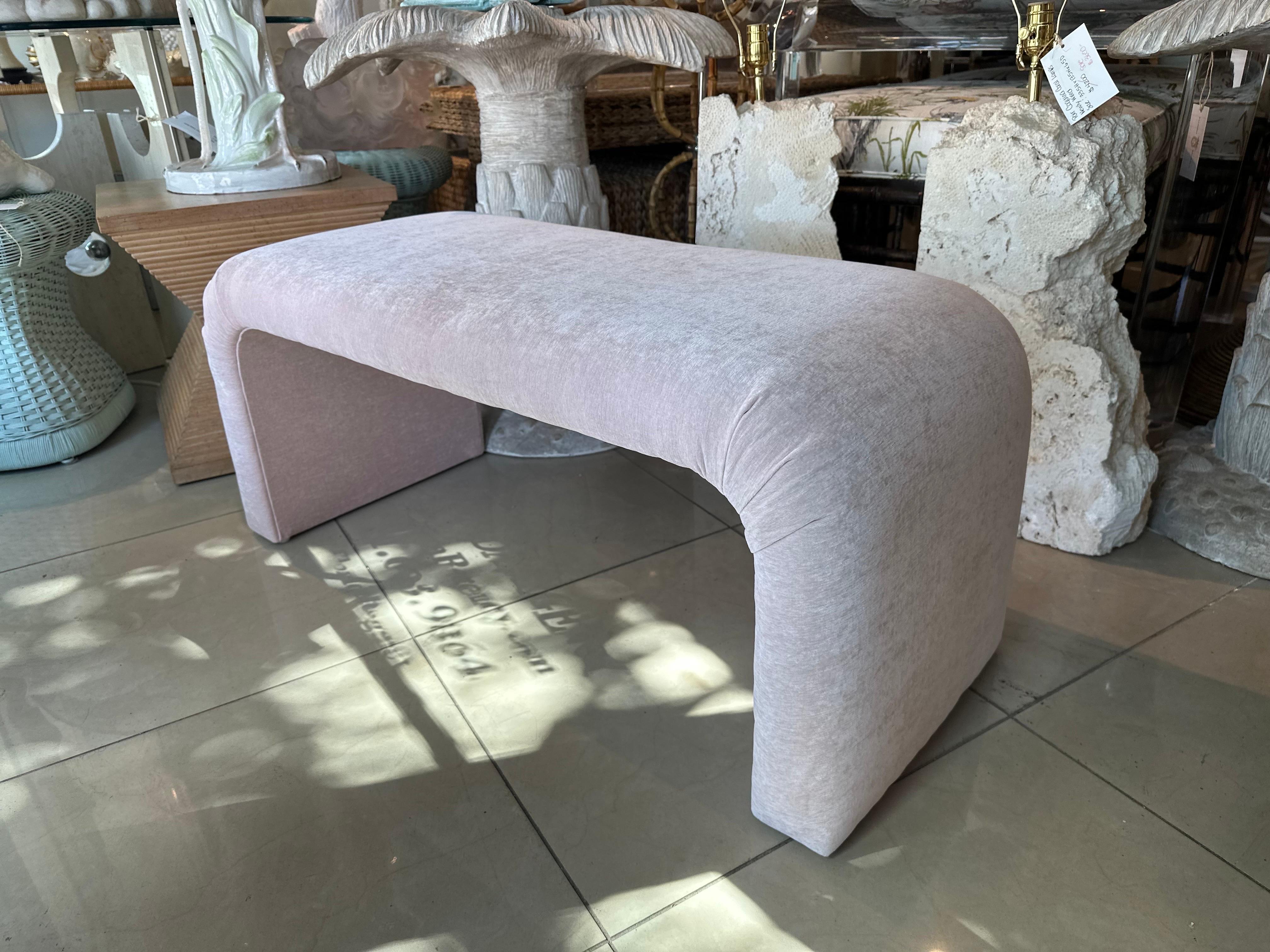 Banco cascada rosa vintage de los años 70 para el final de la cama recién tapizado en venta 1