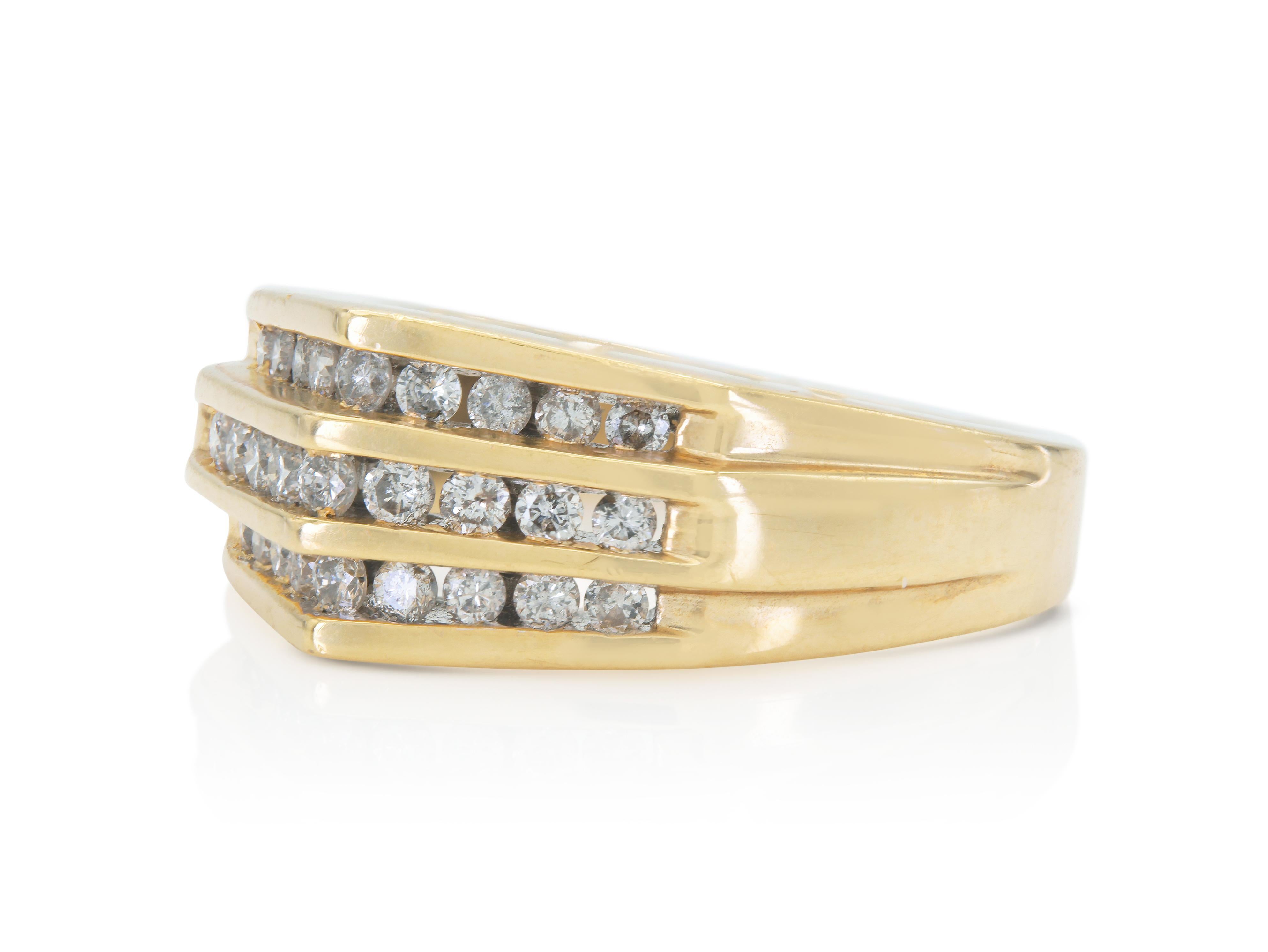 Finement réalisée en or jaune 14k, elle est ornée de diamants ronds de taille brillant pesant au total environ 1,00 carat.
Circa 1970
Taille 6 3/4, redimensionnable