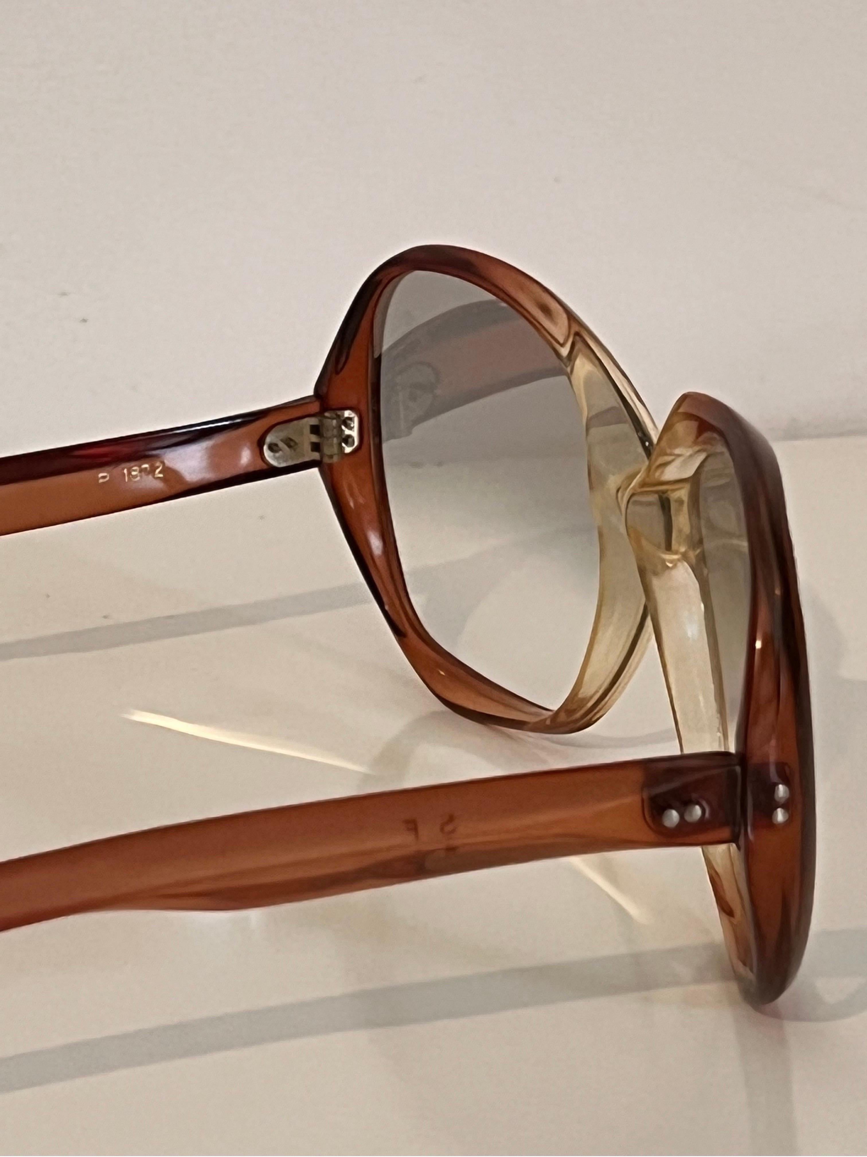 Vintage super 1970’s amber/brown sunglasses by Polaroid with polarised graduated tint lenses

A chic style from the 1970’s with a flattering shape that feels timeless 

Lenses are in perfect condition 

Very good vintage condition