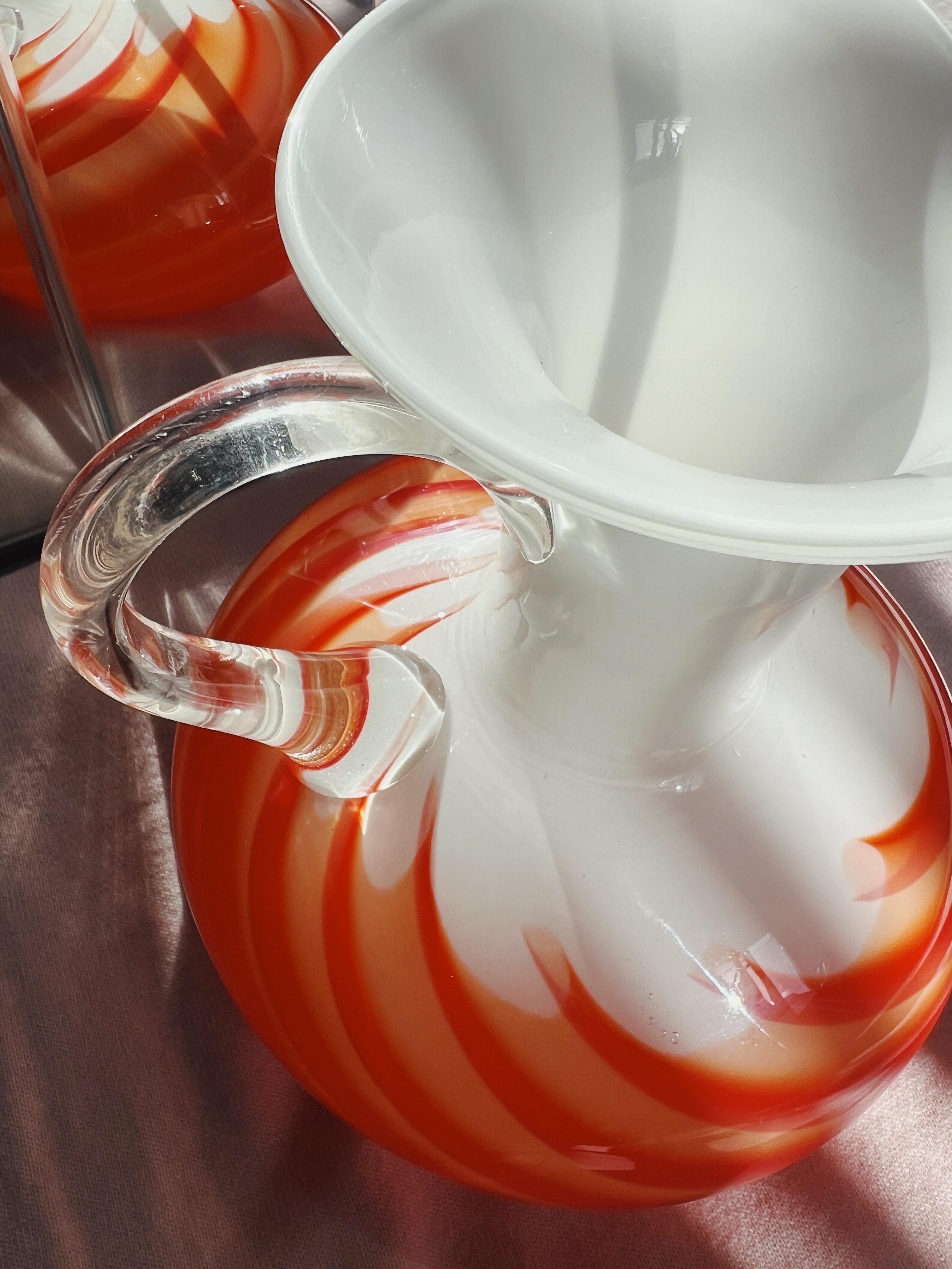 Vase Pop Art Vintage des années 1970 - Produit par Opaline Florence, Designé par Carlo Moretti

Ce vase ou carafe Pop Art original soufflé à la main, fabriqué en Italie par Opaline Florence dans les années 1970, est une pièce étonnante de design