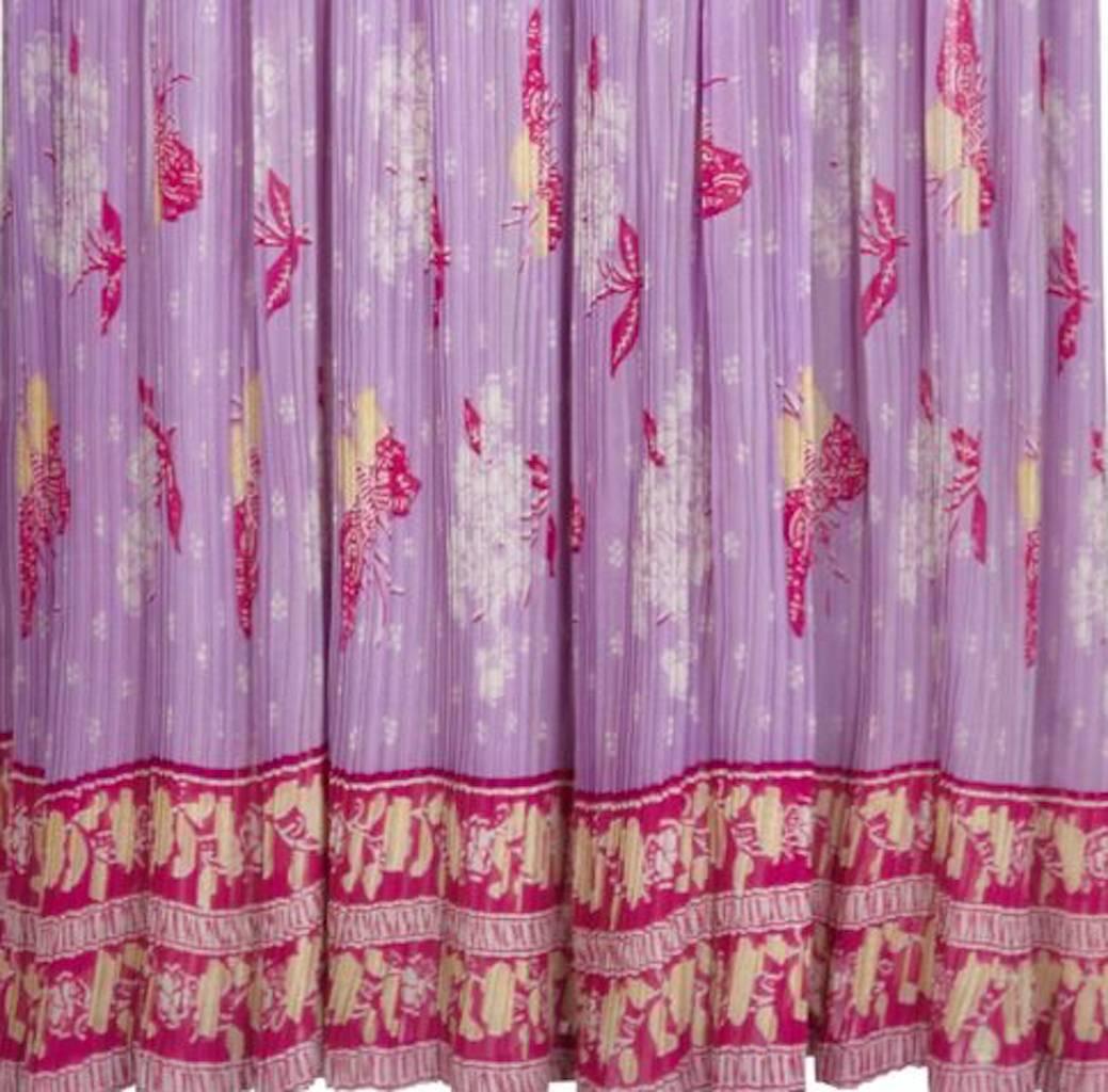 Vintage 1970er Jahre lila Schmetterling Fortuny Stil Empire Line Kleid  im Zustand „Hervorragend“ im Angebot in London, GB