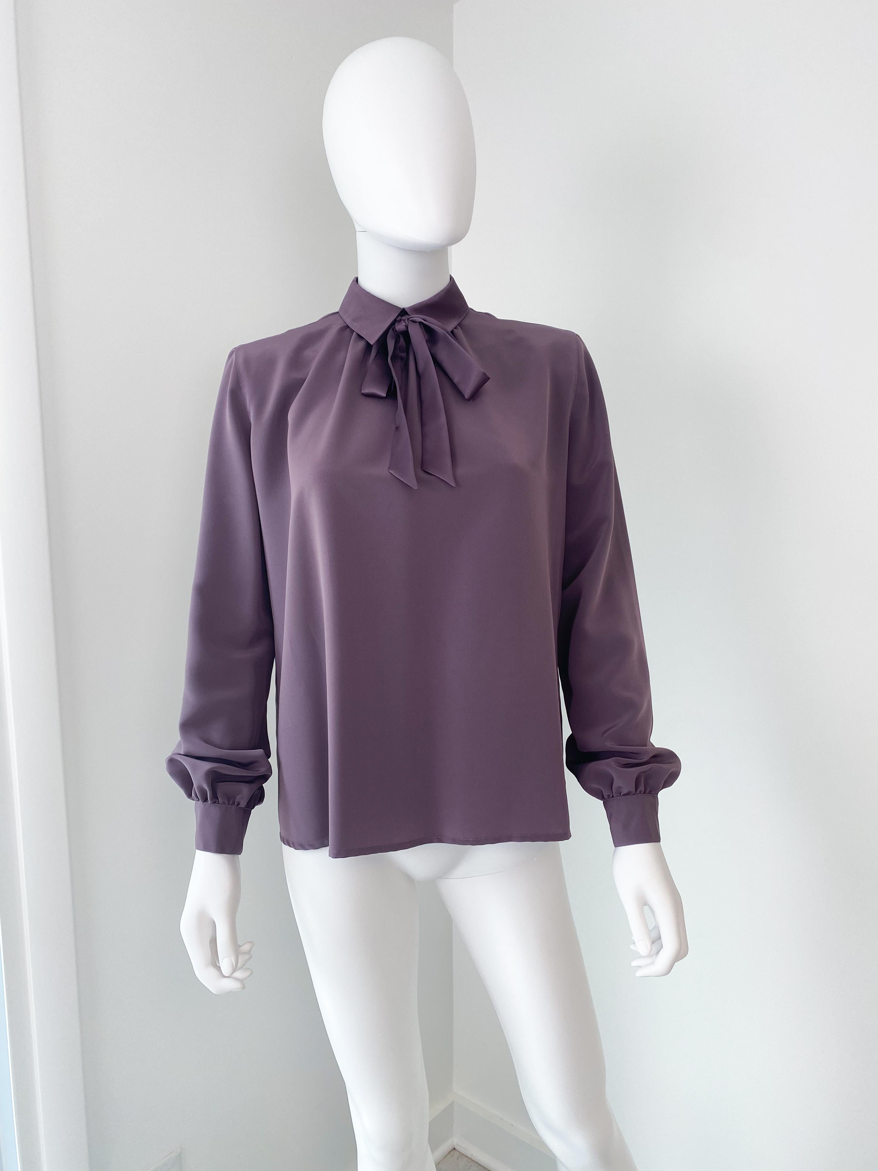 Gris Chemisier en polyester soyeux et satin Purple Plum Taille 10/12 en vente