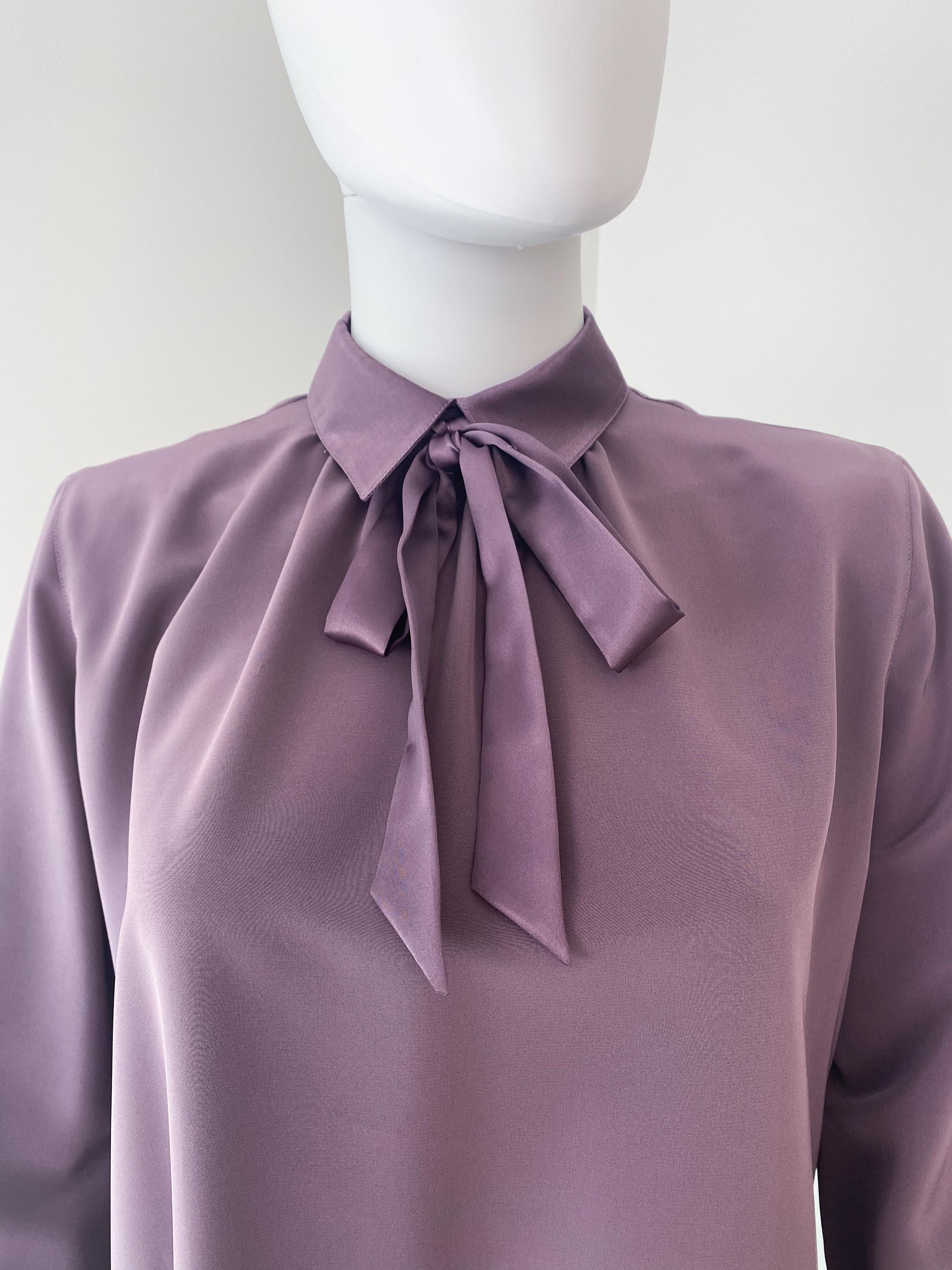 Chemisier en polyester soyeux et satin Purple Plum Taille 10/12 Excellent état - En vente à Atlanta, GA