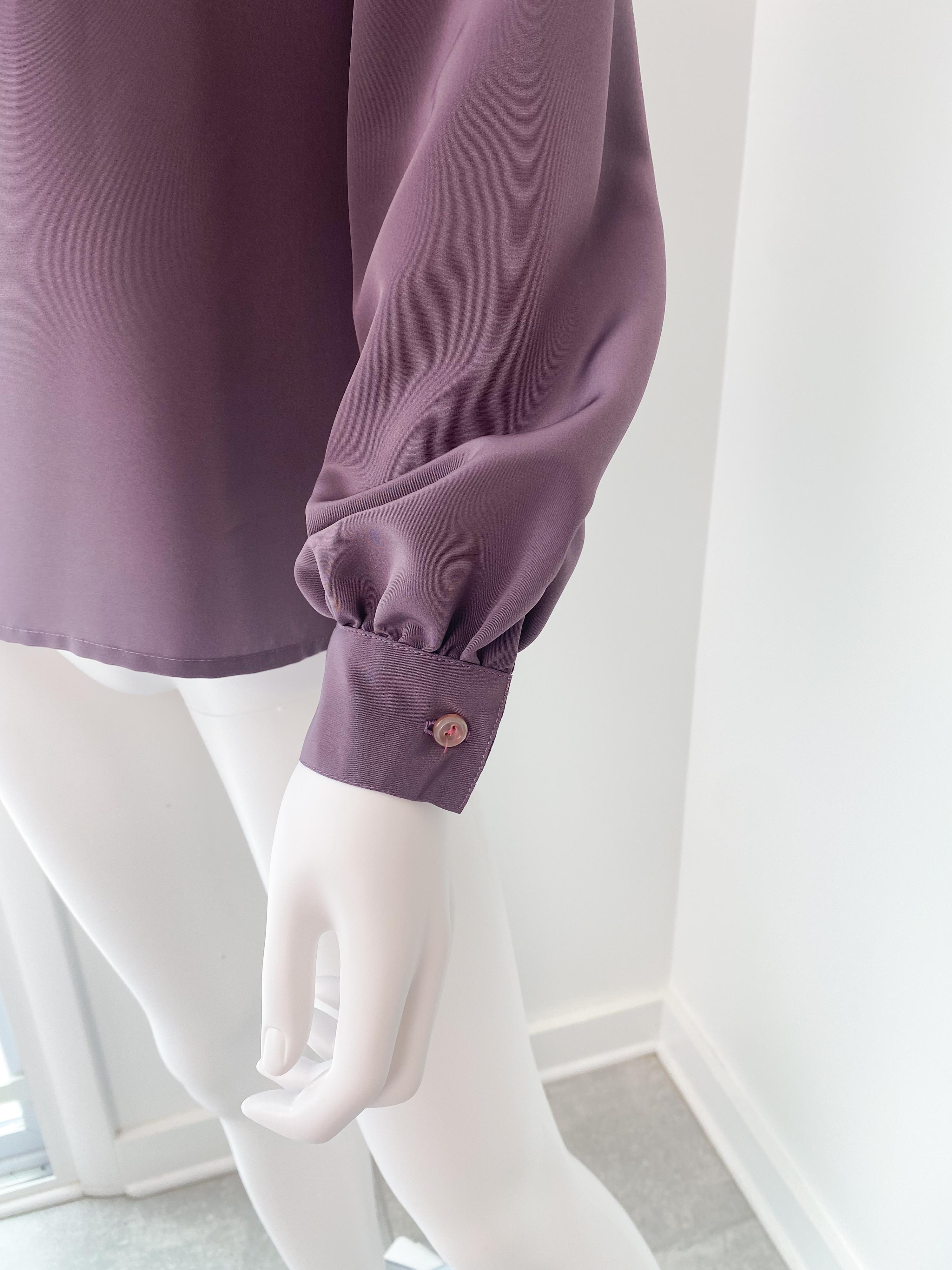 Chemisier en polyester soyeux et satin Purple Plum Taille 10/12 en vente 2