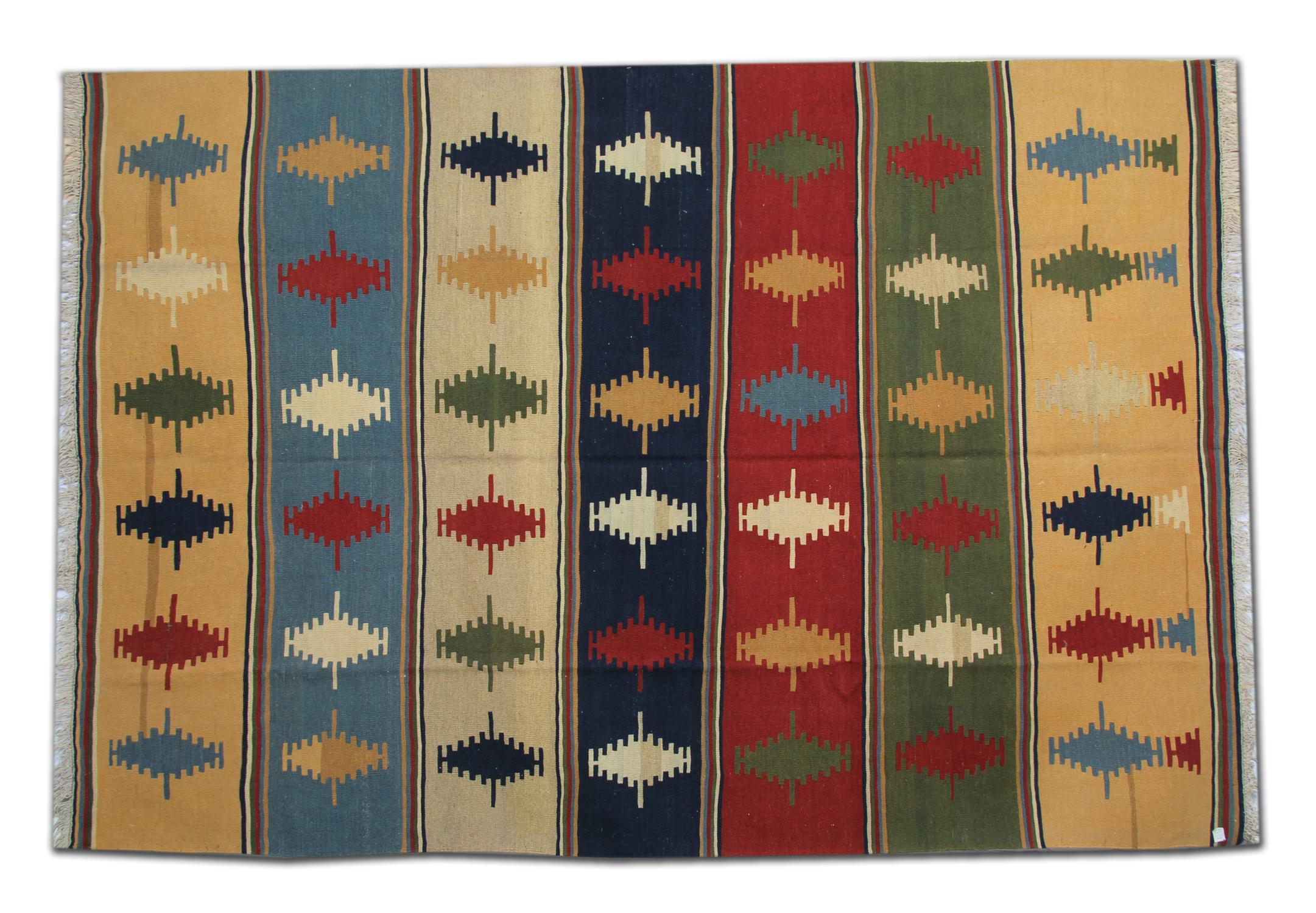 Dieser Gaschgai-Kilim-Teppich aus den 1970er Jahren ist ein lebendiges und wunderschön gewebtes mehrfarbiges Flachgewebe mit kräftigen horizontalen Streifen und sich wiederholenden Stammesmotiven. Er ist aus natürlicher Wolle auf Baumwollbasis