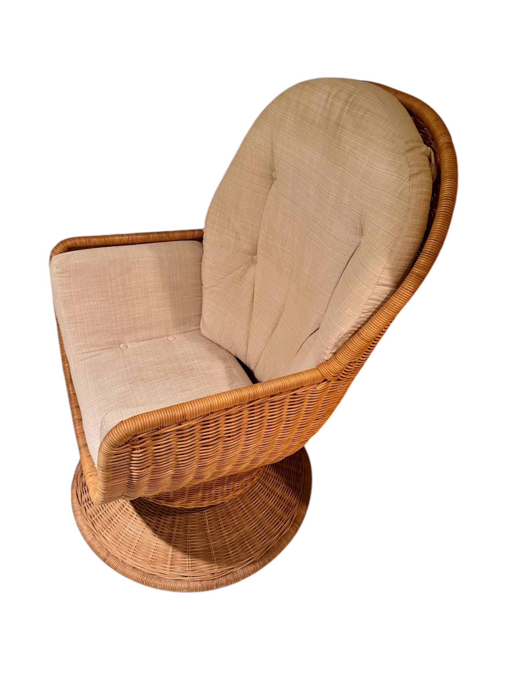 Vintage 1970er Jahre Rattan Korbweide Dreh-Klappstühle-Stuhl mit Klappdeckel (Böhmisch) im Angebot
