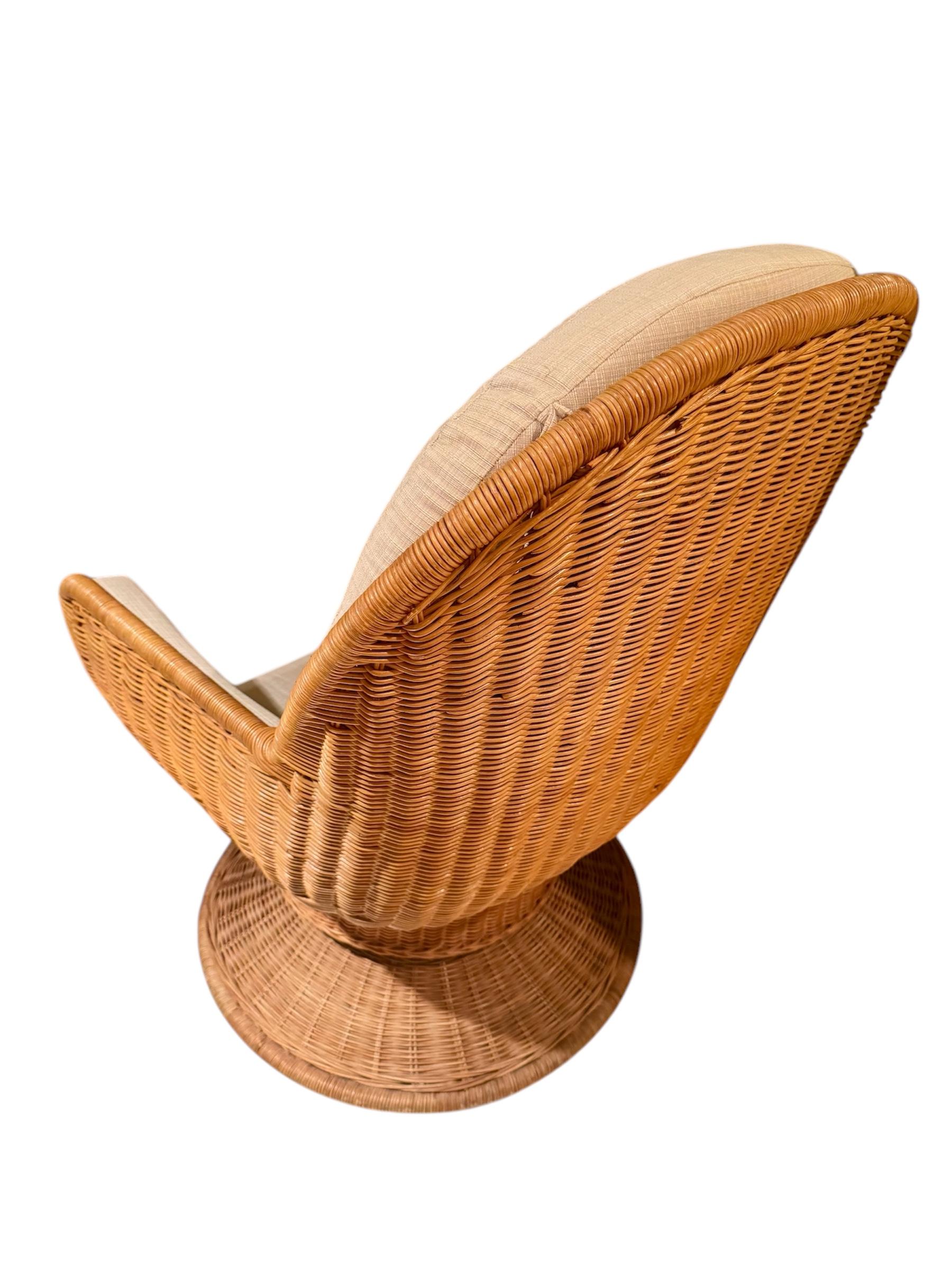 Vintage 1970er Jahre Rattan Korbweide Dreh-Klappstühle-Stuhl mit Klappdeckel (Unbekannt) im Angebot