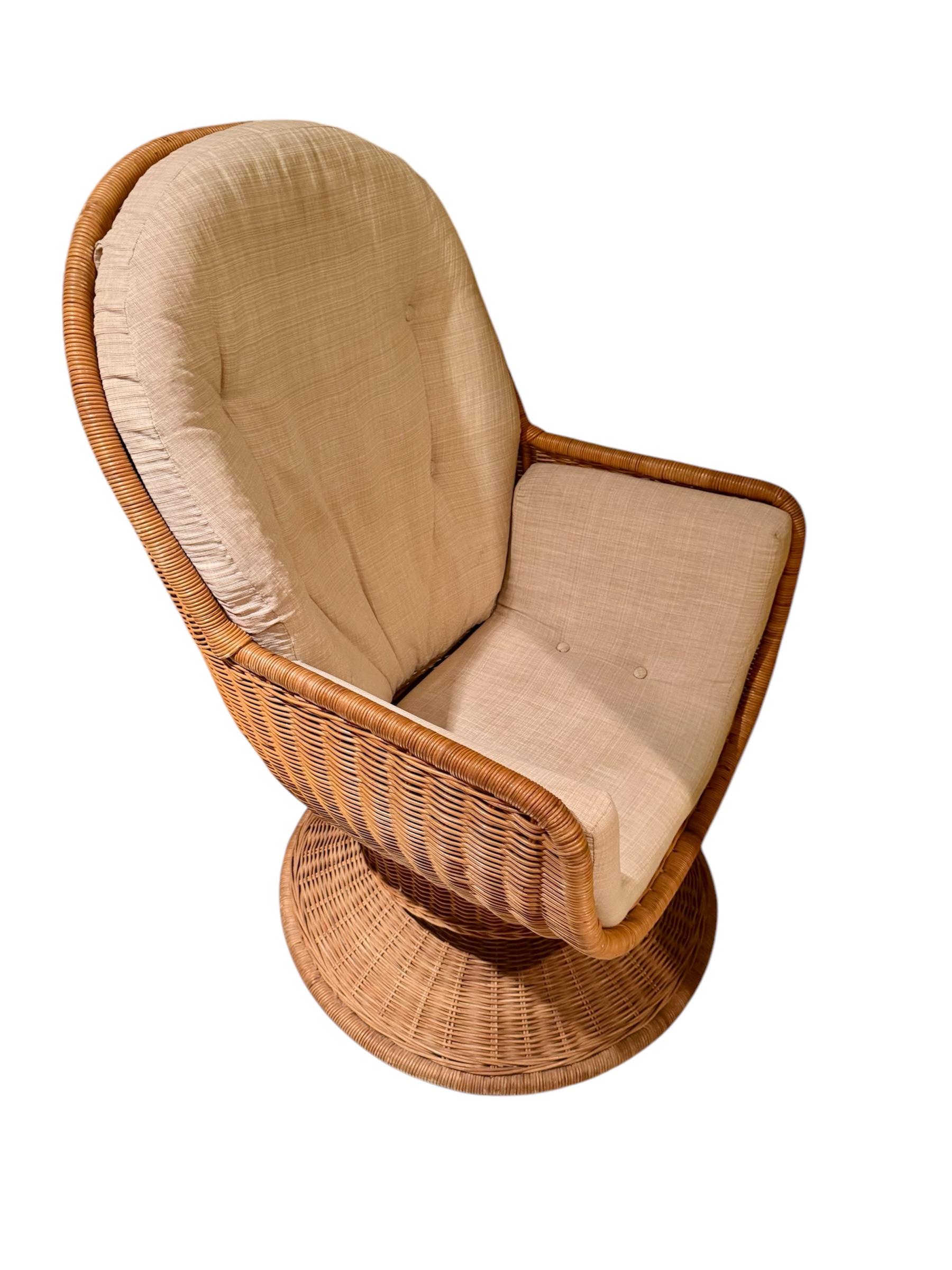 Vintage 1970er Jahre Rattan Korbweide Dreh-Klappstühle-Stuhl mit Klappdeckel (Gewebt) im Angebot