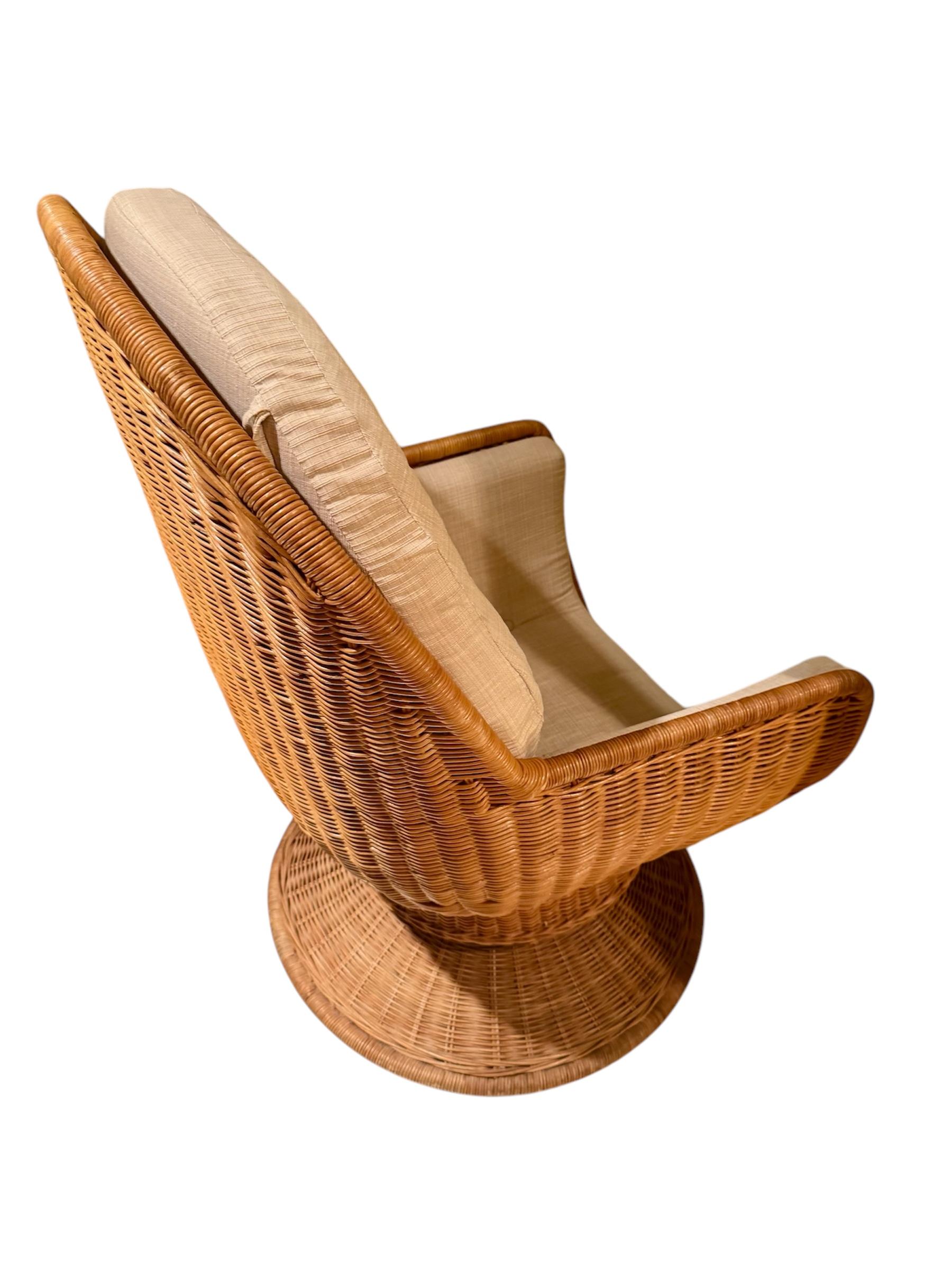 Vintage 1970er Jahre Rattan Korbweide Dreh-Klappstühle-Stuhl mit Klappdeckel im Zustand „Gut“ im Angebot in Stafford, TX
