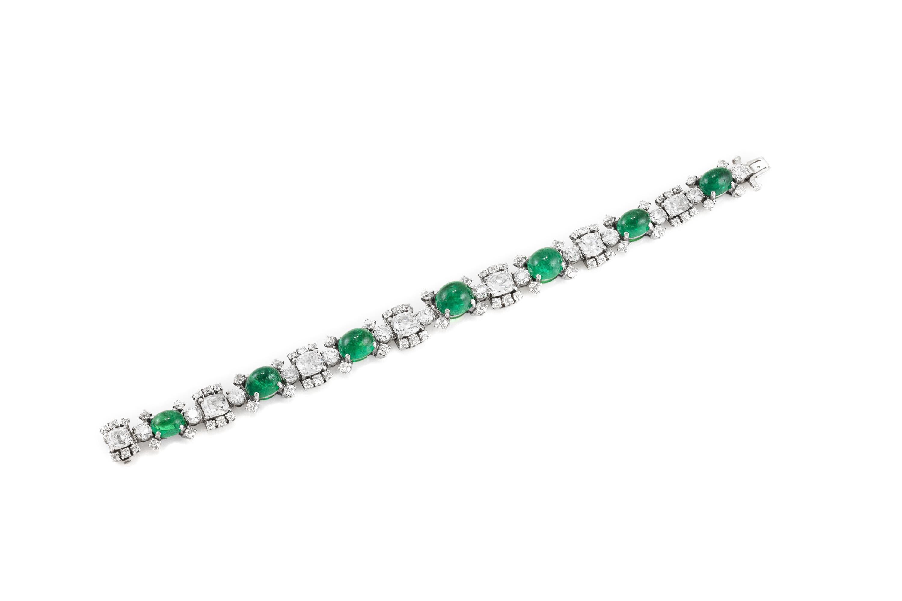 Fein gearbeitet in Platin mit Cabochon-Smaragden mit einem Gesamtgewicht von ca. 25,00 Karat und Diamanten im Brillant- und Rundschliff mit einem Gesamtgewicht von ca. 17,60 Karat, Farbe F-G, Reinheit VS1-VS2.
Signiert von Raymond Yard
Circa 1970er