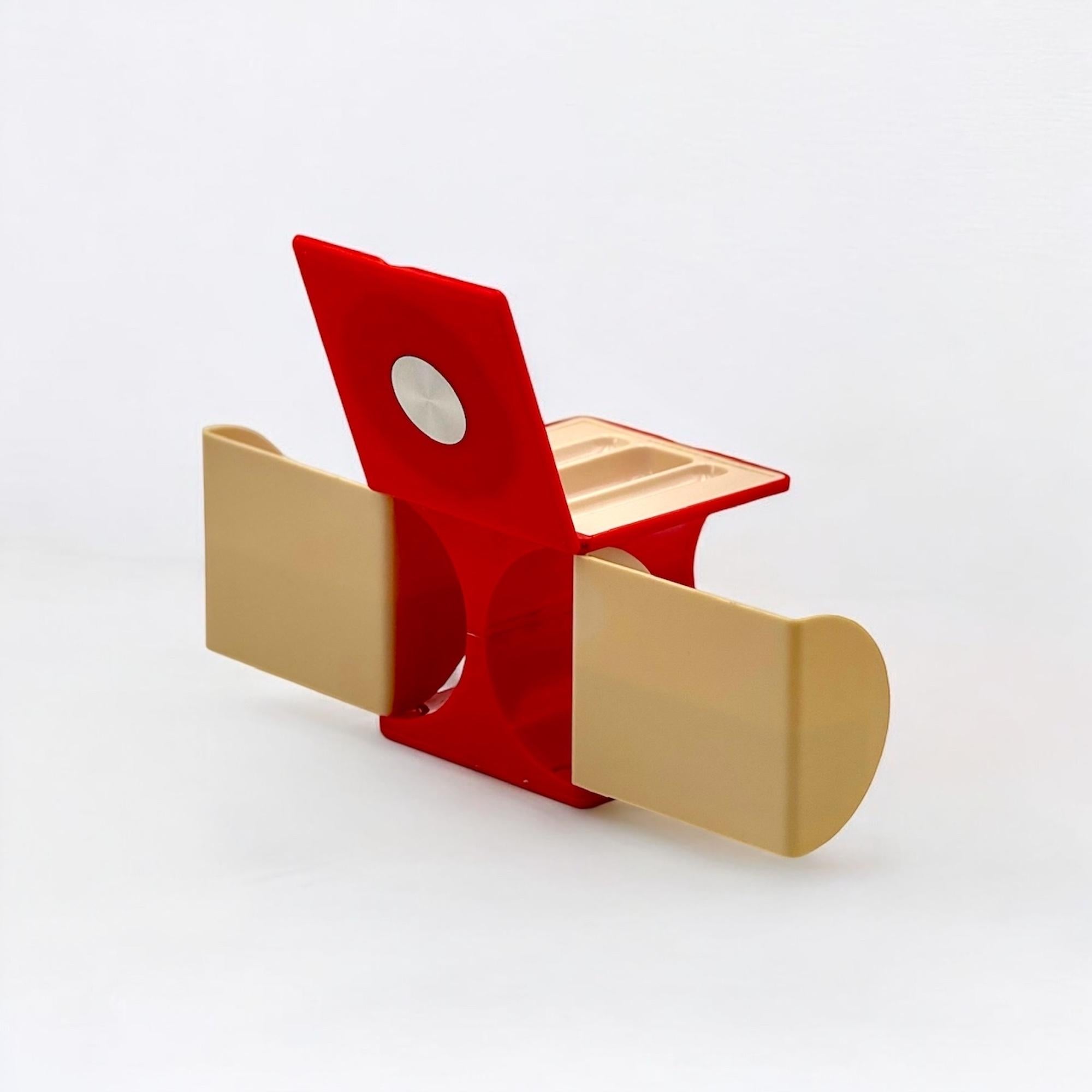 Hong Kong Vintage 1970 Vanity Box rouge en plastique avec miroir - Space Age en vente