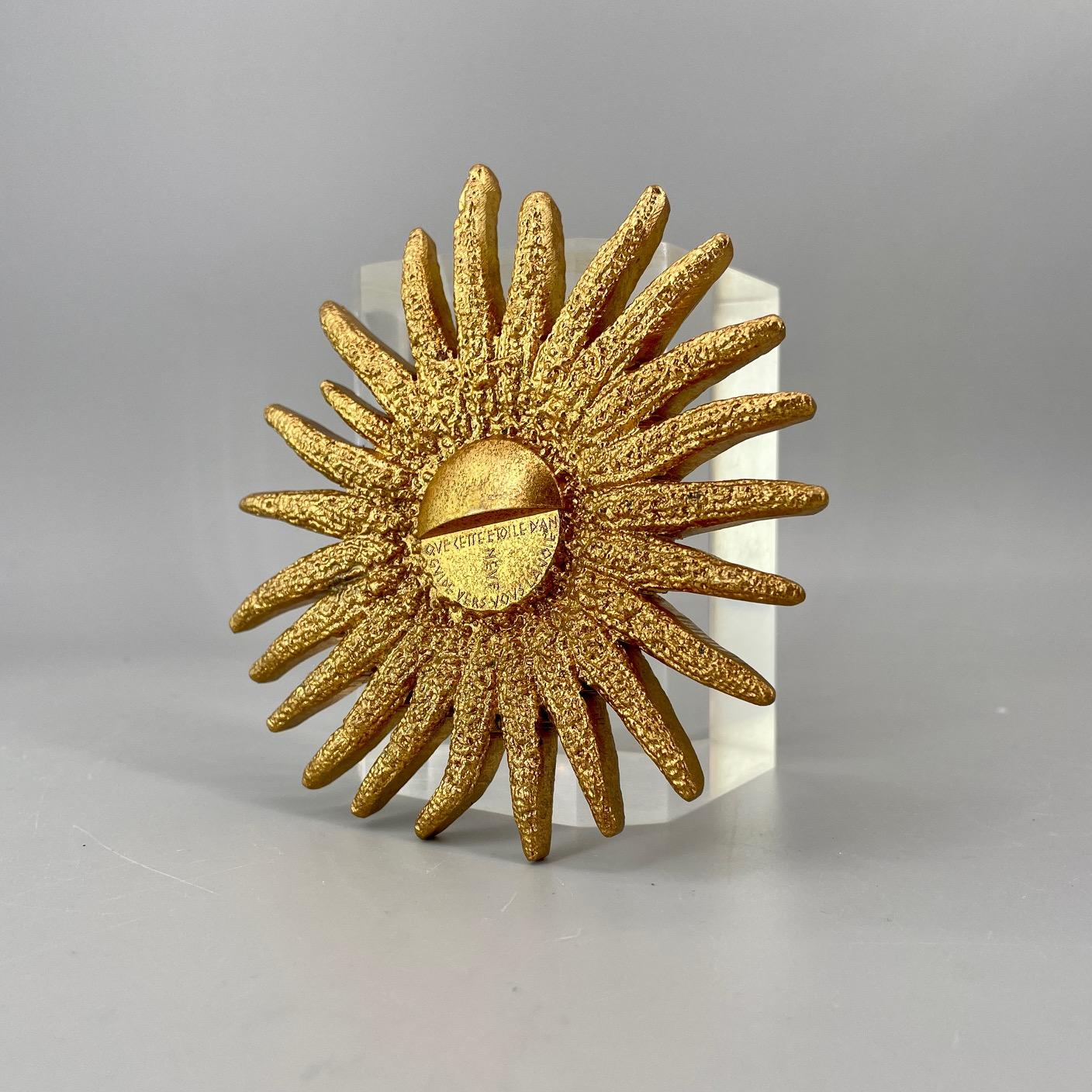 Roger Bezombes Bronze-Tisch-Skulptur mit Seestern-Medaillon, 1970er Jahre (Moderne der Mitte des Jahrhunderts) im Angebot