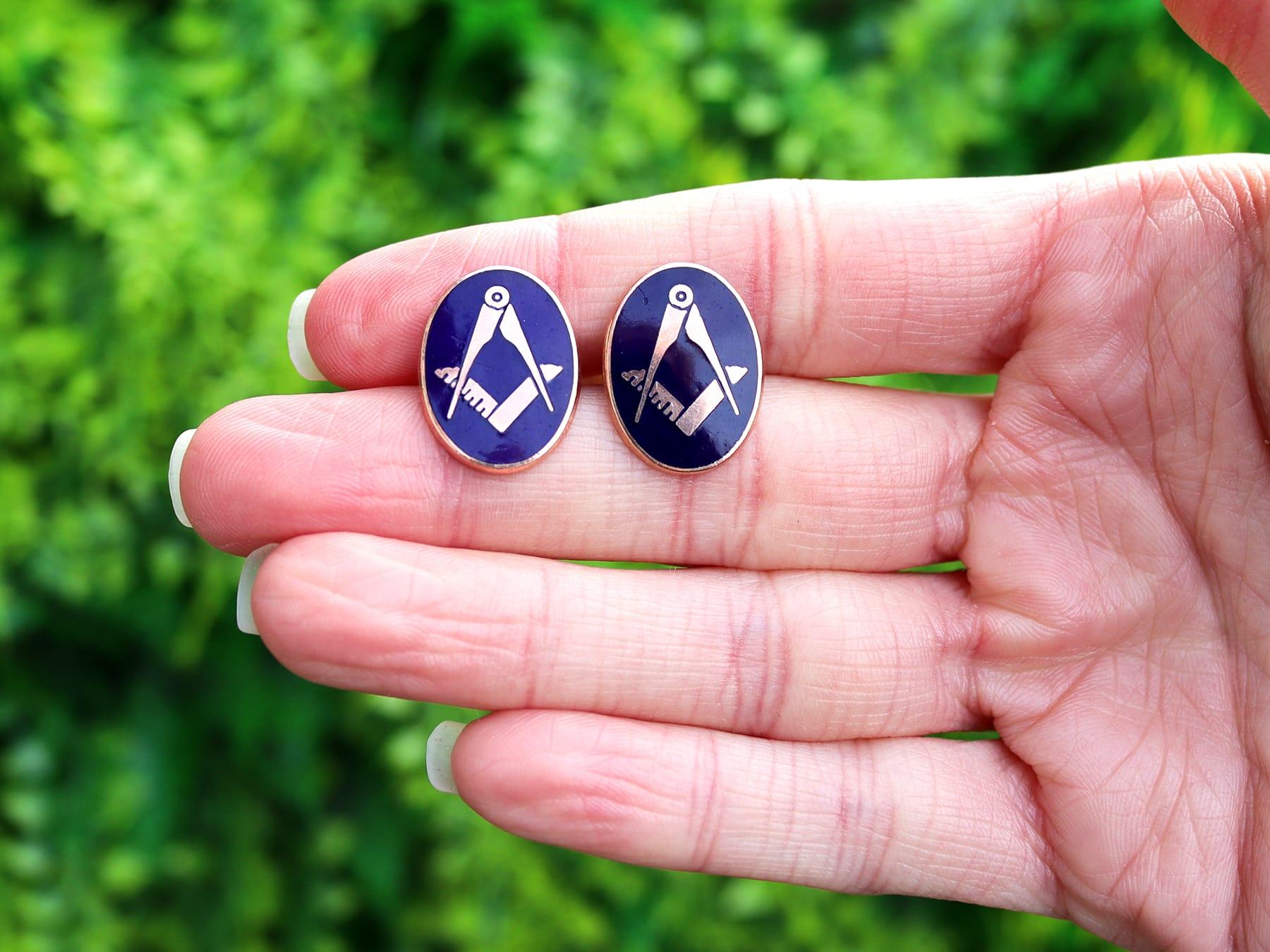 A fine pair of vintage 9 karat rose gold and enamel 'Freemasons' Square and Compass cufflinks; part of our diverse men's jewelry and estate jewelry collections.

These vintage enamel cufflinks have been crafted in 9k rose gold.

The masonic