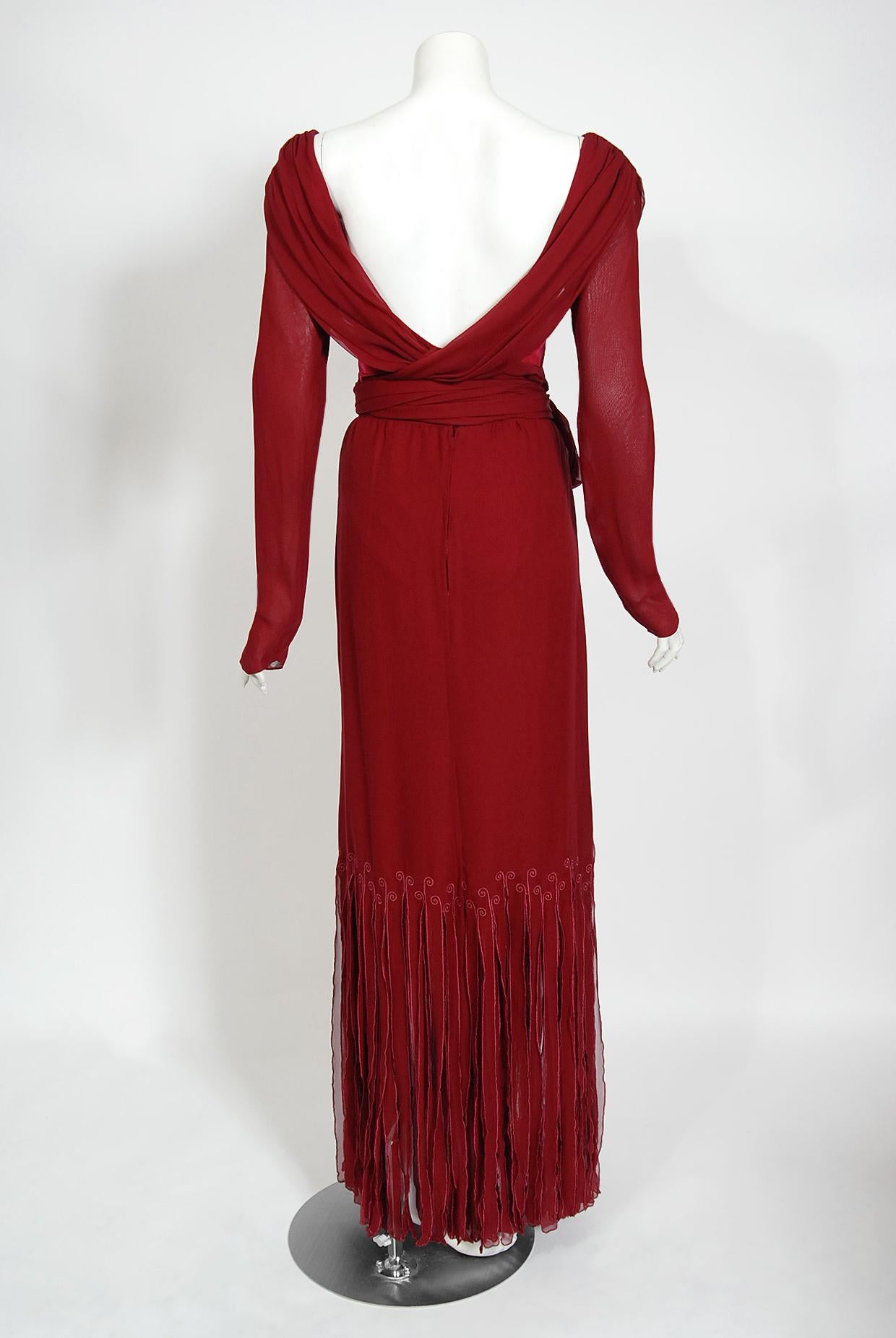 Sant'Angelo - Combinaison moulante en mousseline drapée et jupe longue à franges, bourgogne, années 1970 en vente 7