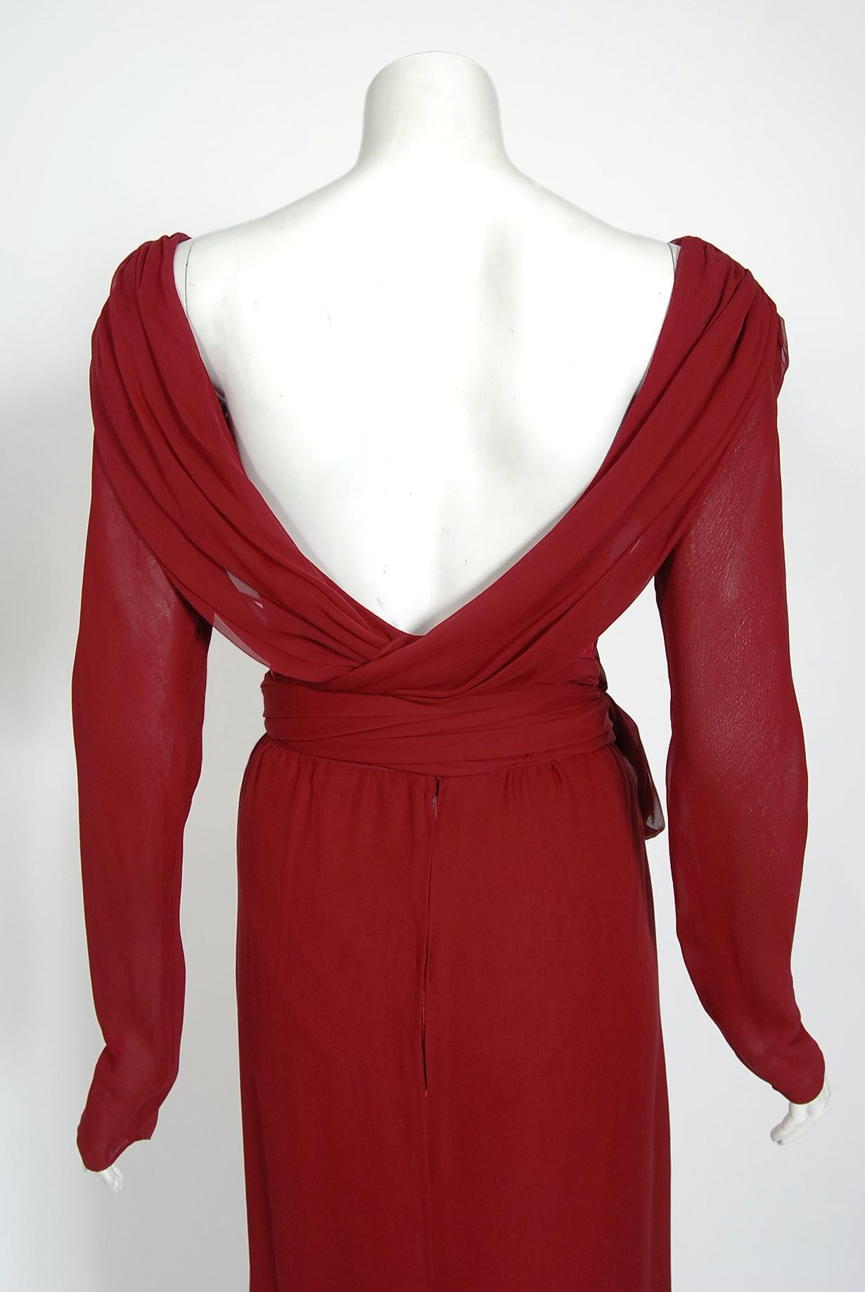 Sant'Angelo - Combinaison moulante en mousseline drapée et jupe longue à franges, bourgogne, années 1970 en vente 8