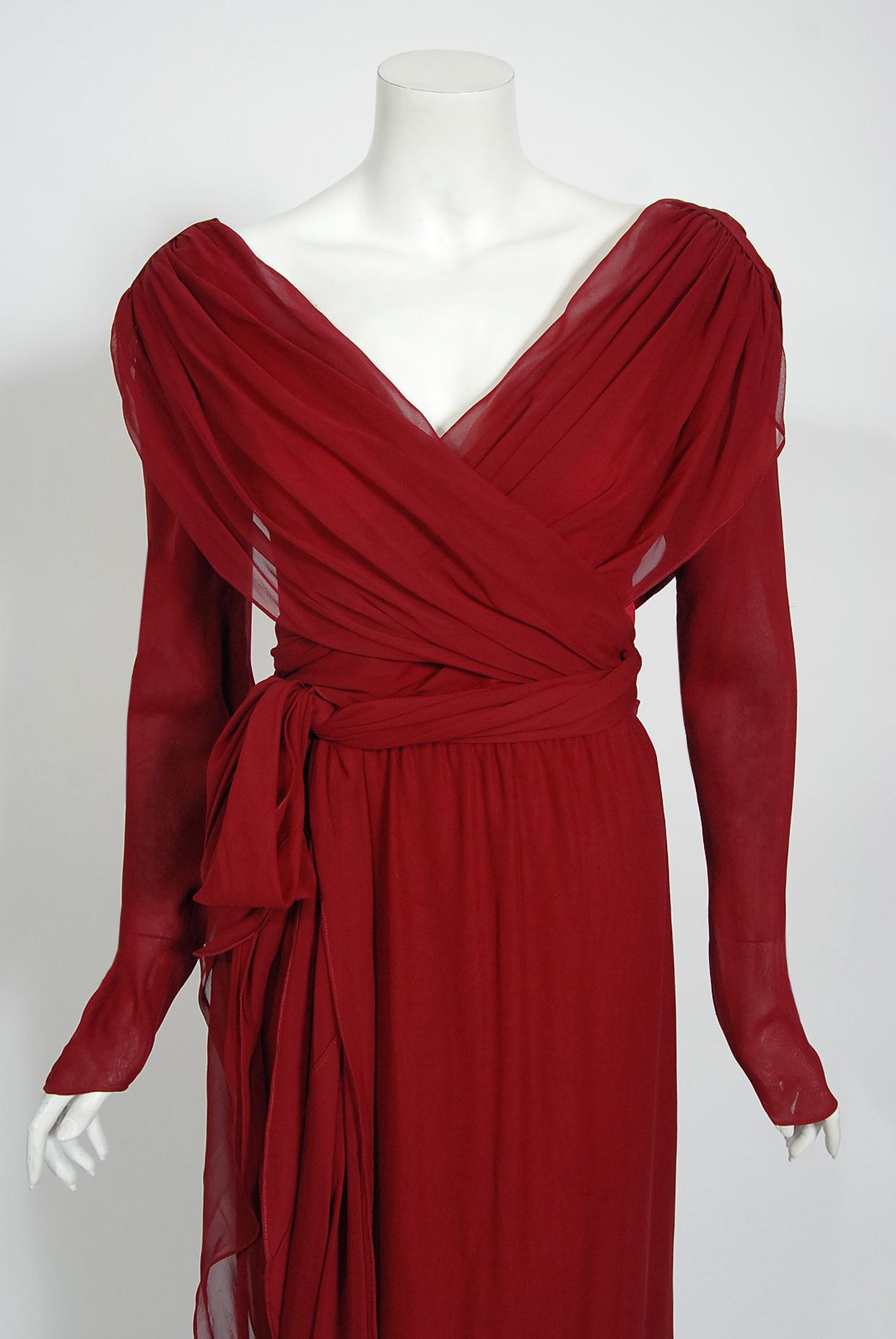 Rouge Sant'Angelo - Combinaison moulante en mousseline drapée et jupe longue à franges, bourgogne, années 1970 en vente