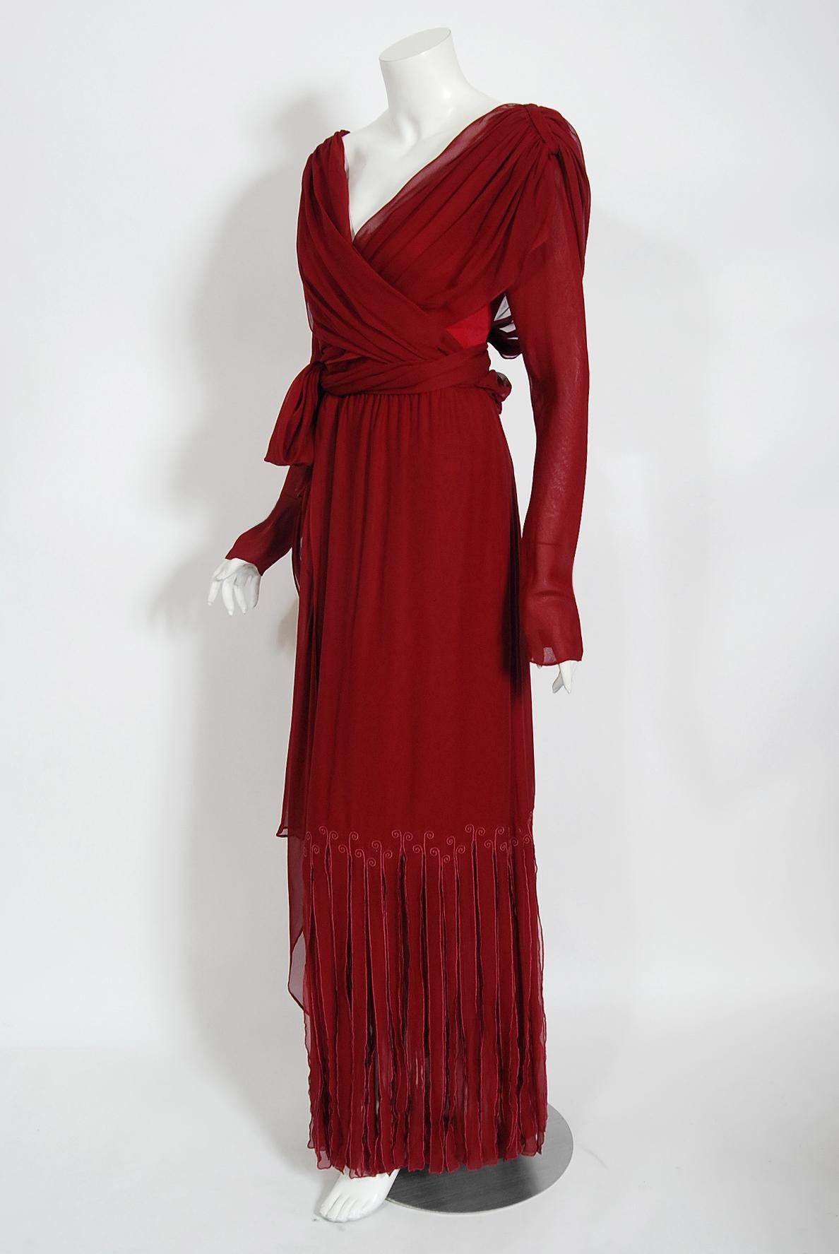 Sant'Angelo - Combinaison moulante en mousseline drapée et jupe longue à franges, bourgogne, années 1970 Bon état - En vente à Beverly Hills, CA