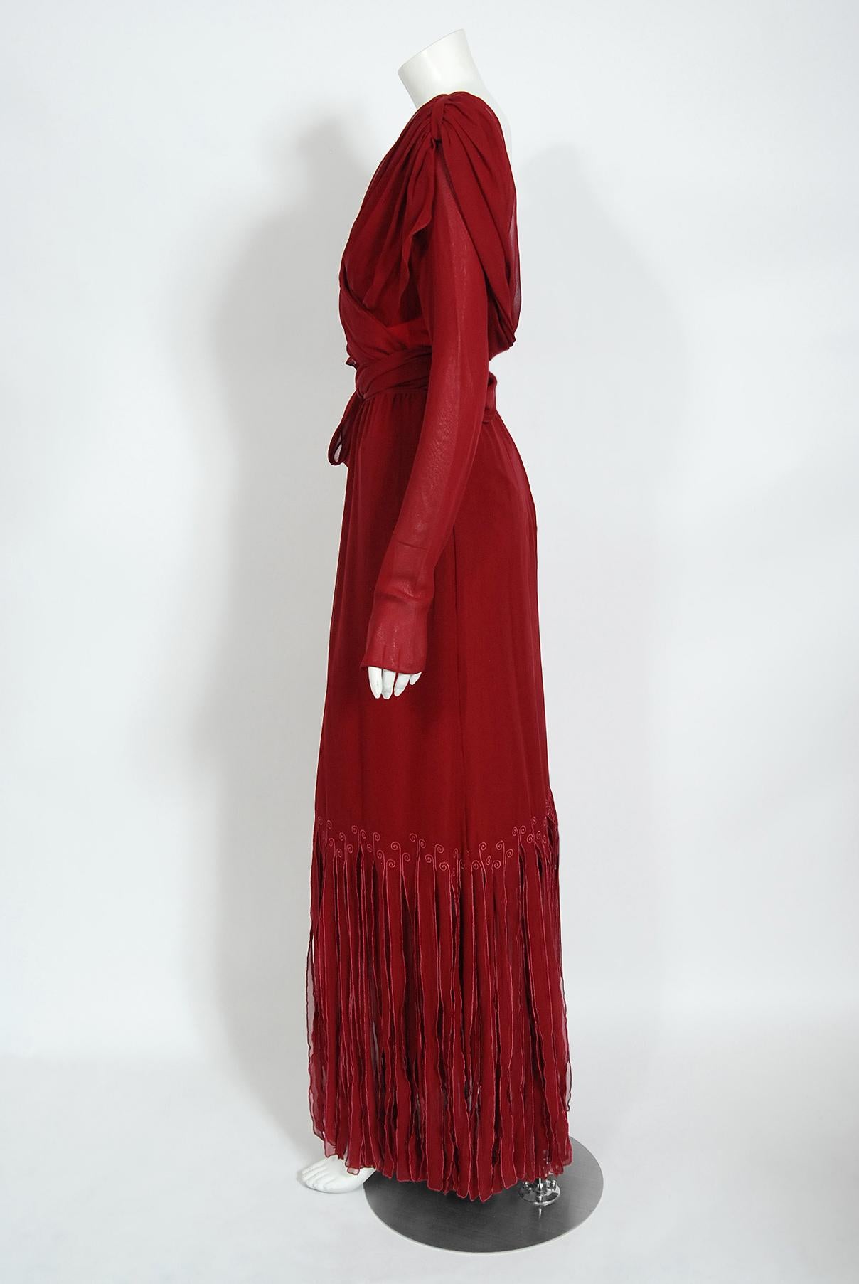 Sant'Angelo - Combinaison moulante en mousseline drapée et jupe longue à franges, bourgogne, années 1970 en vente 2