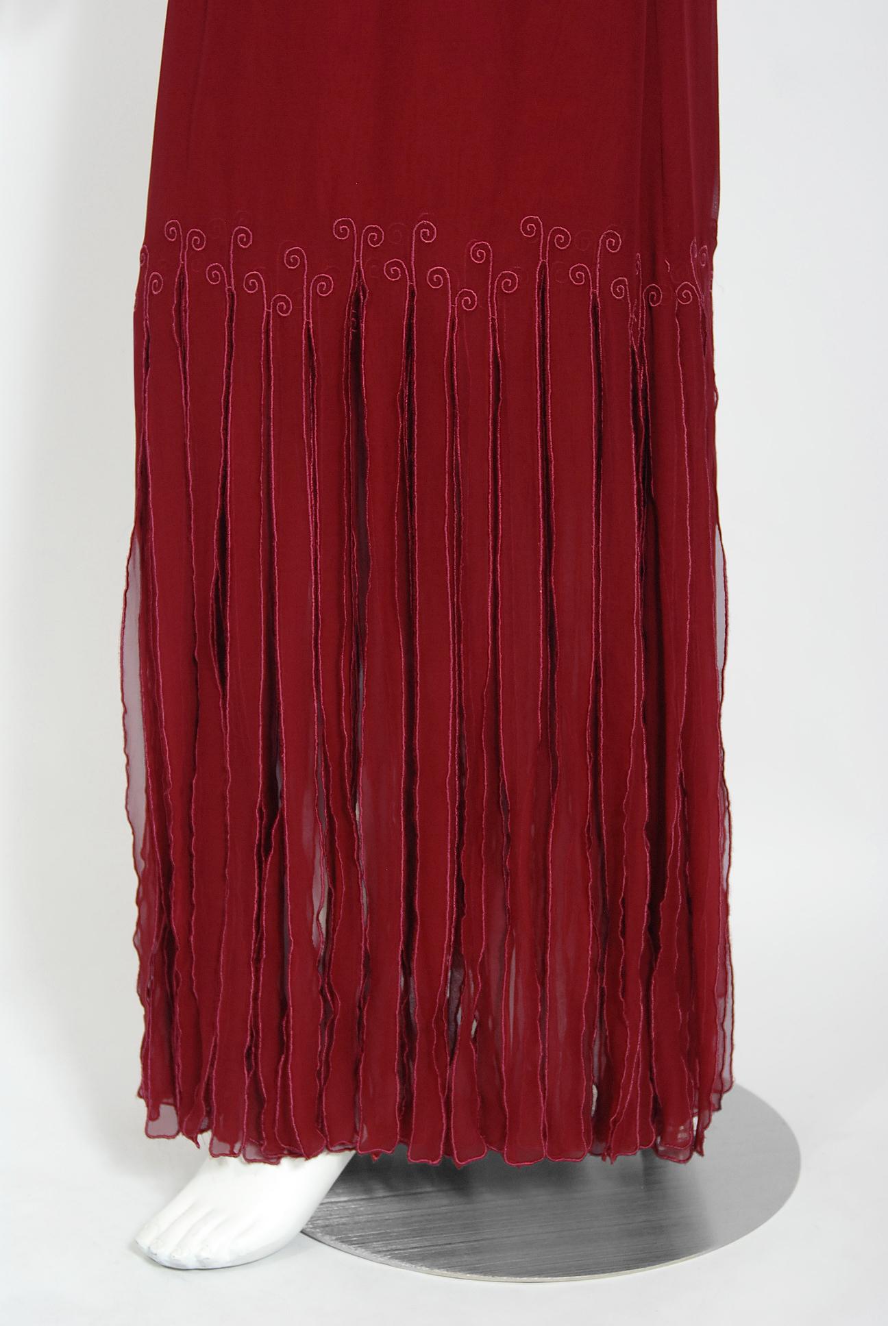 Sant'Angelo - Combinaison moulante en mousseline drapée et jupe longue à franges, bourgogne, années 1970 en vente 3
