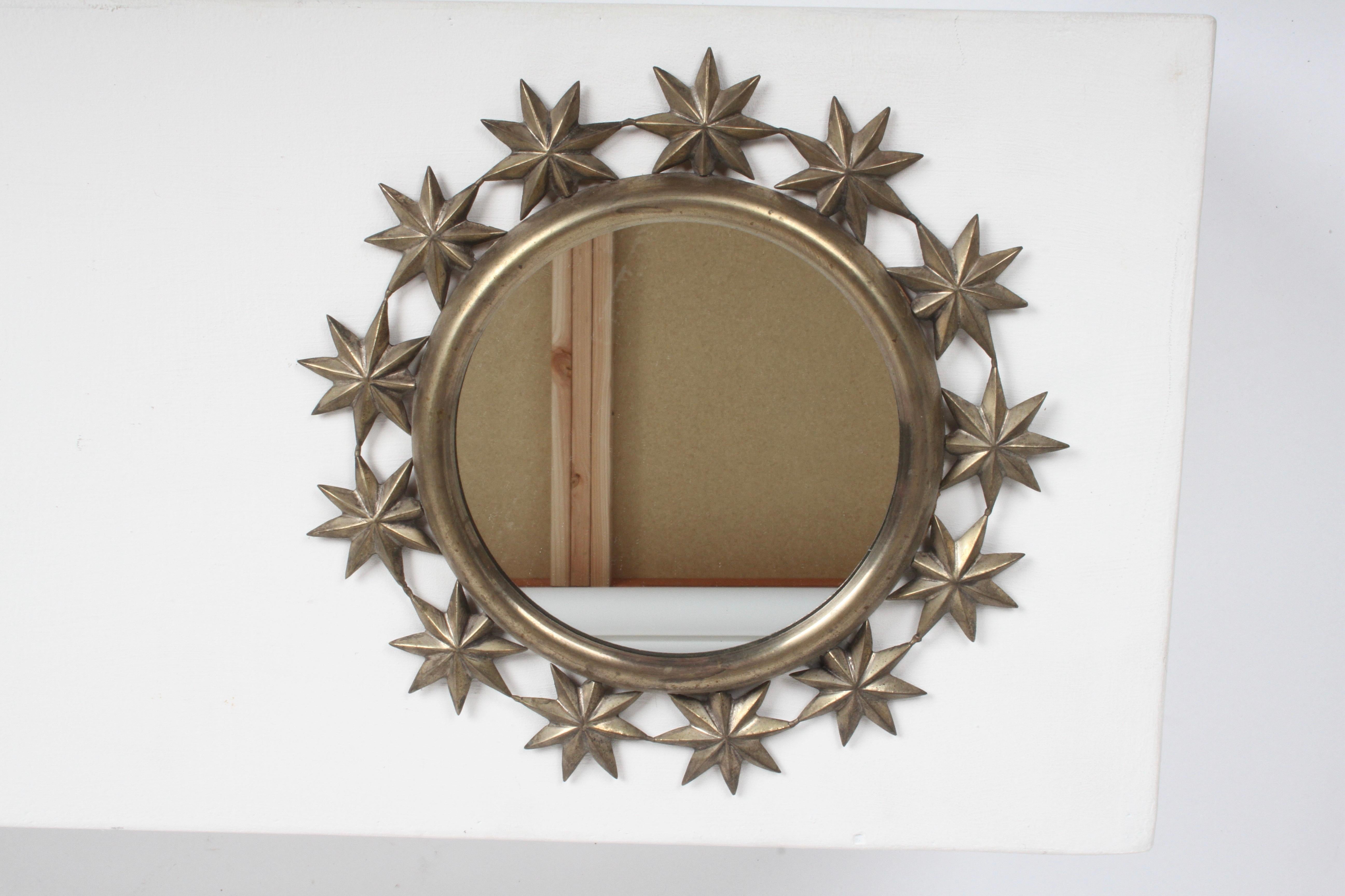 Indien Miroir de coiffeuse rond Sarreid en laiton vintage des années 1970 avec motif d'étoile repoussée  en vente
