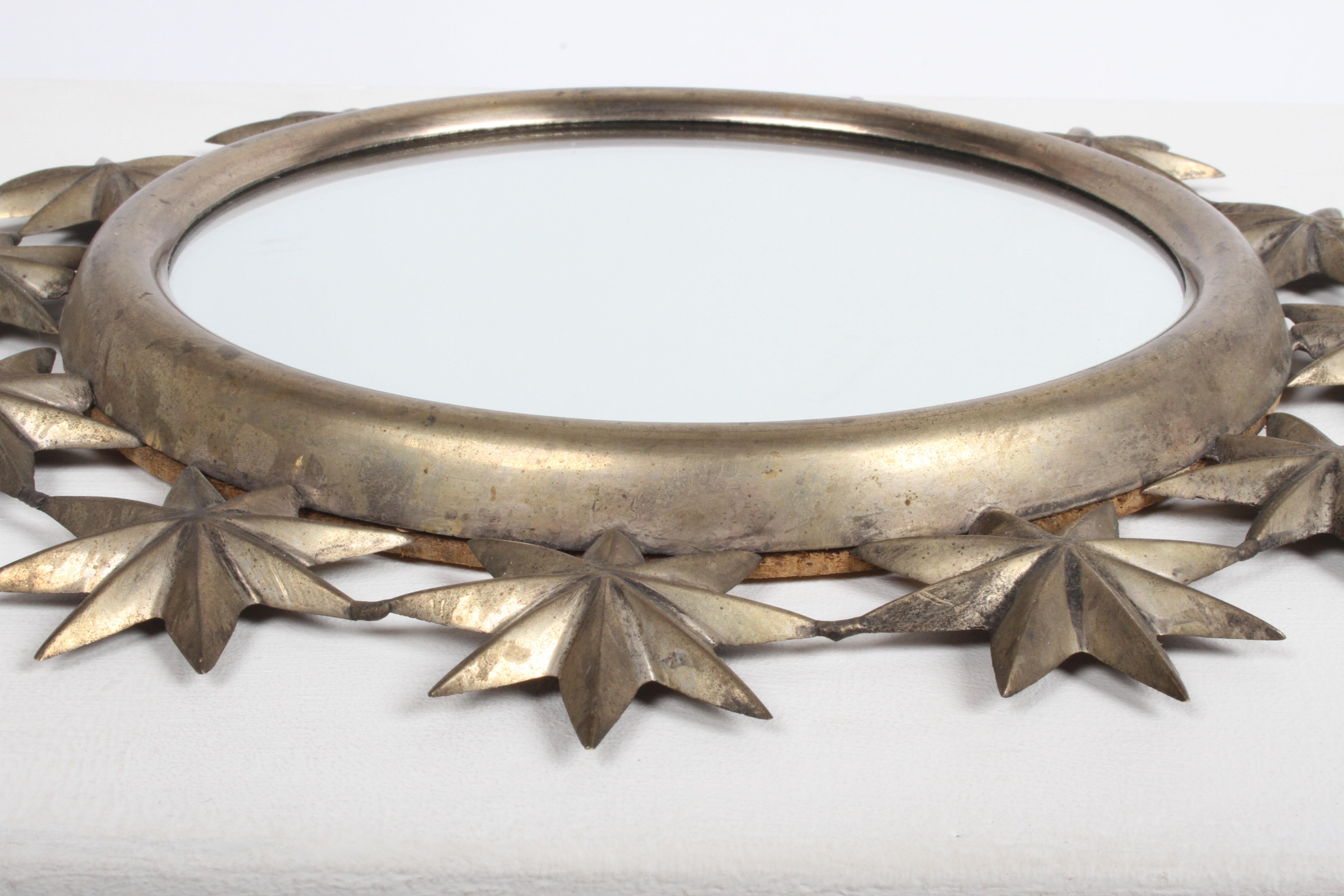 Specchio d'ottone per vanità rotondo Sarreid vintage degli anni '70 con motivo a stella Repousse in vendita 2