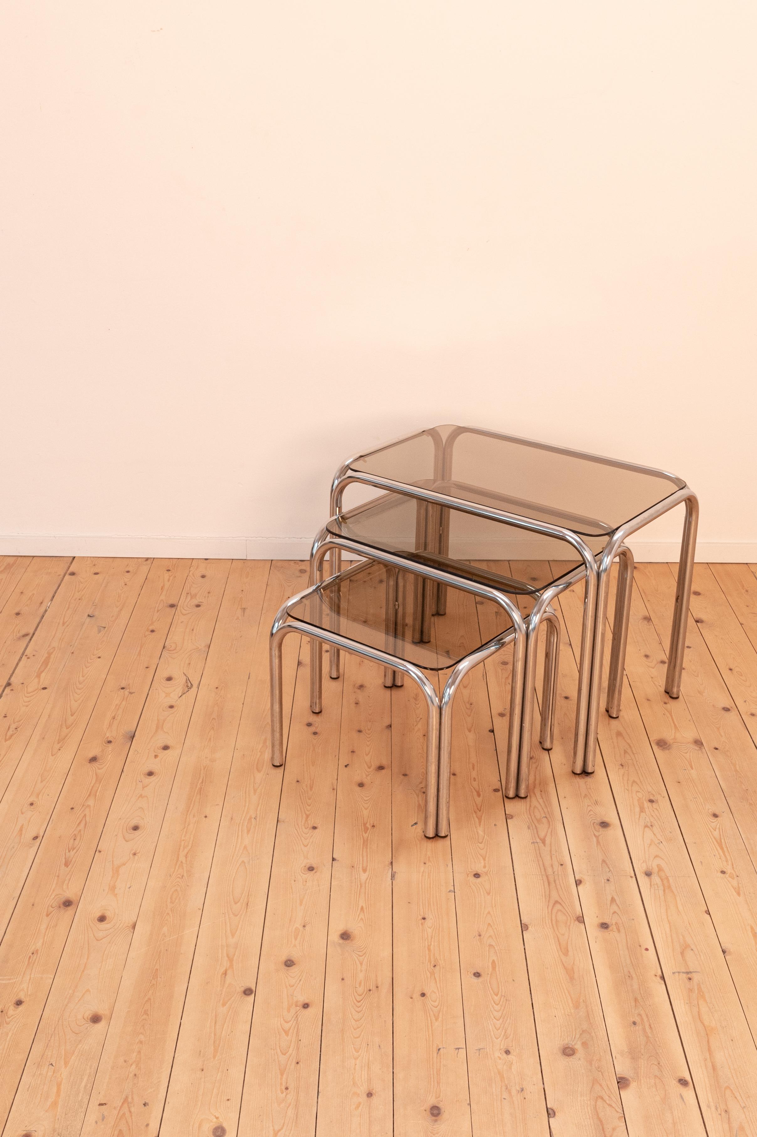 Vintage 1970s set of 3 smoked glass side/nesting tables with tubular metal frame In Good Condition In Oostende, BE