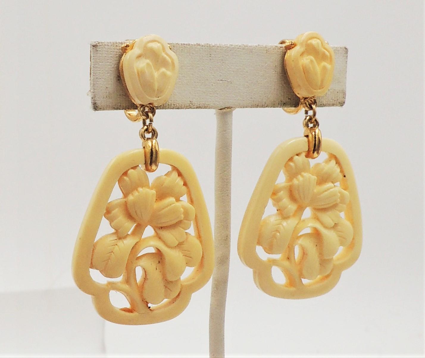 Vintage 1970s Signed Crown Trifari Off White Lucite Flower Drop Clip Earrings For Sale 2