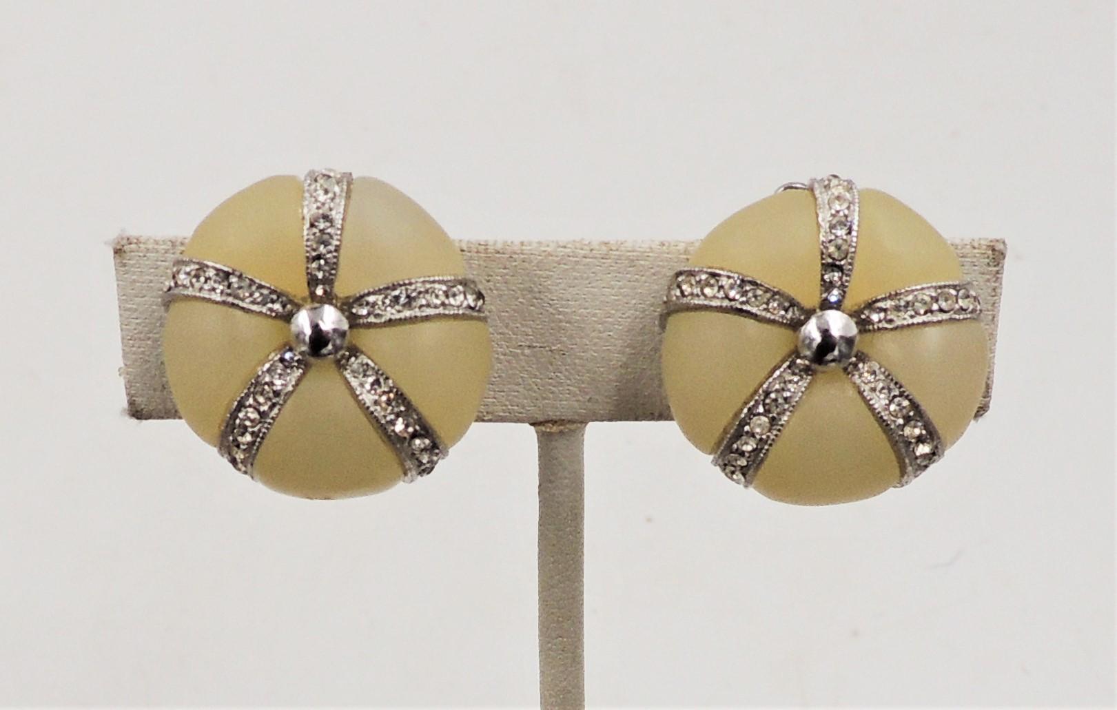 Vintage 1970s Signed Hattie Carnegie Domed Lucite Rhinestone Clip Earrings In Excellent Condition For Sale In Easton, PA