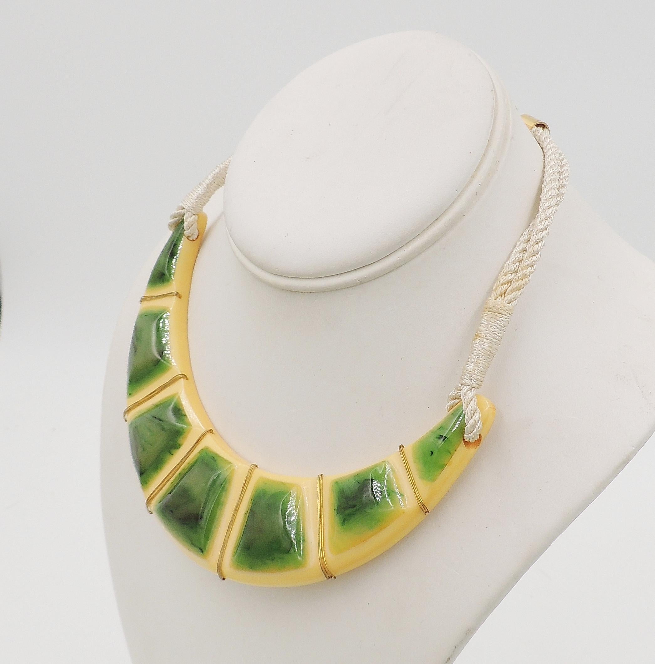 Vintage 1970s Signed Valentino Wrapped Green & Ivory Lucite Collar Necklace In Good Condition For Sale In Easton, PA