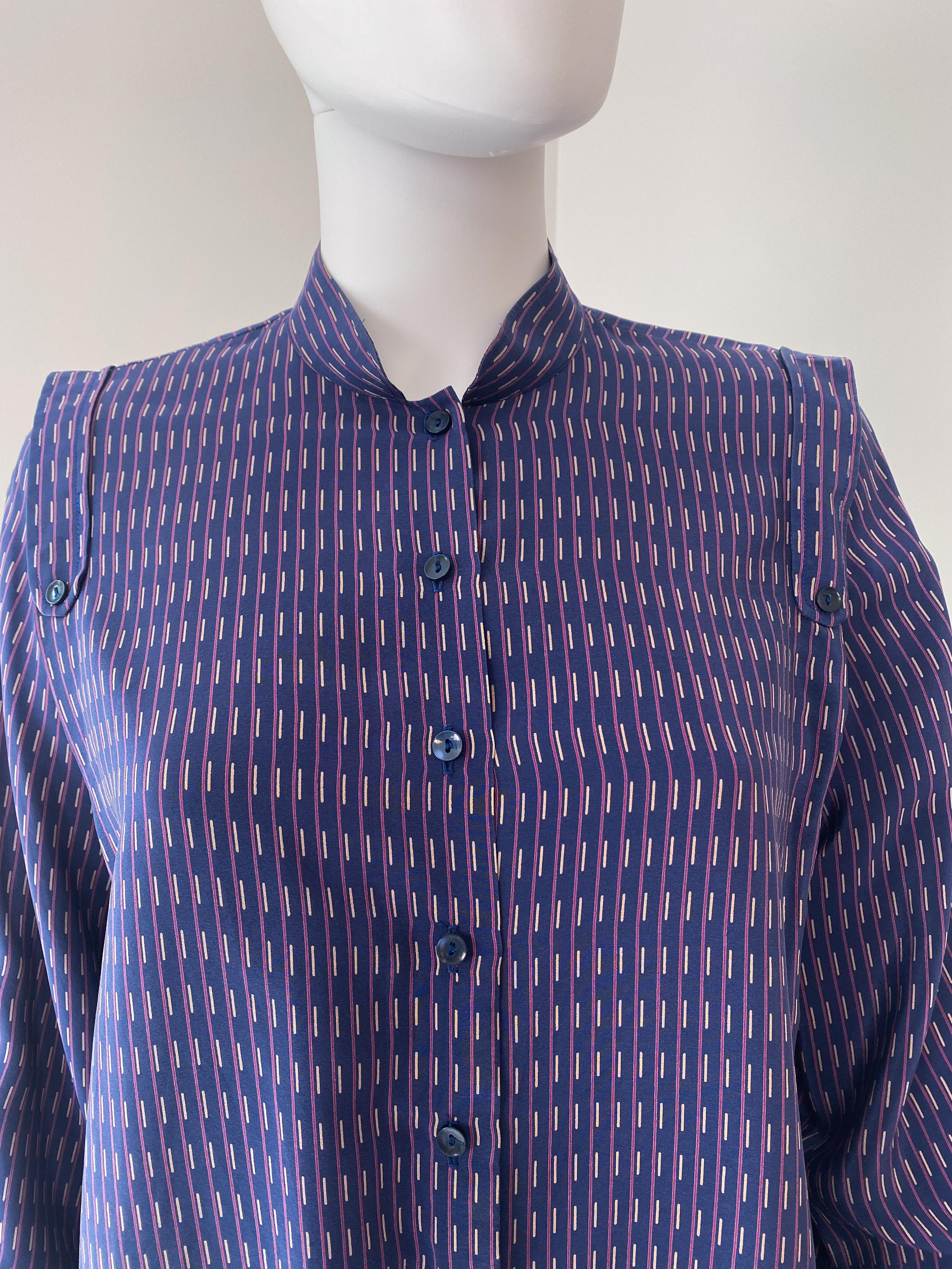 Camicetta di seta anni '70 Top viola blu con stampa geometrica Taglia 6/8 In condizioni ottime in vendita a Atlanta, GA