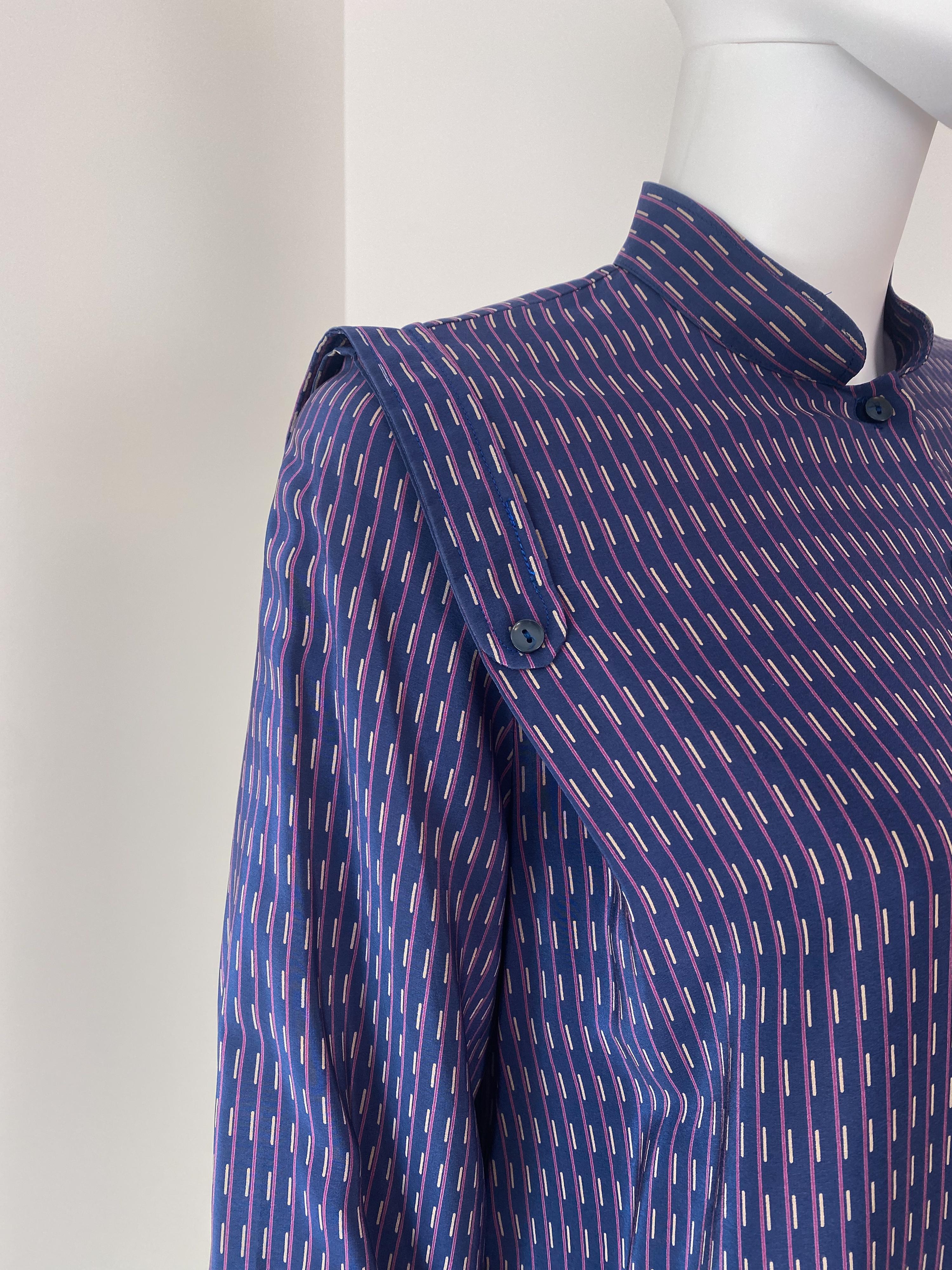 Donna Camicetta di seta anni '70 Top viola blu con stampa geometrica Taglia 6/8 in vendita