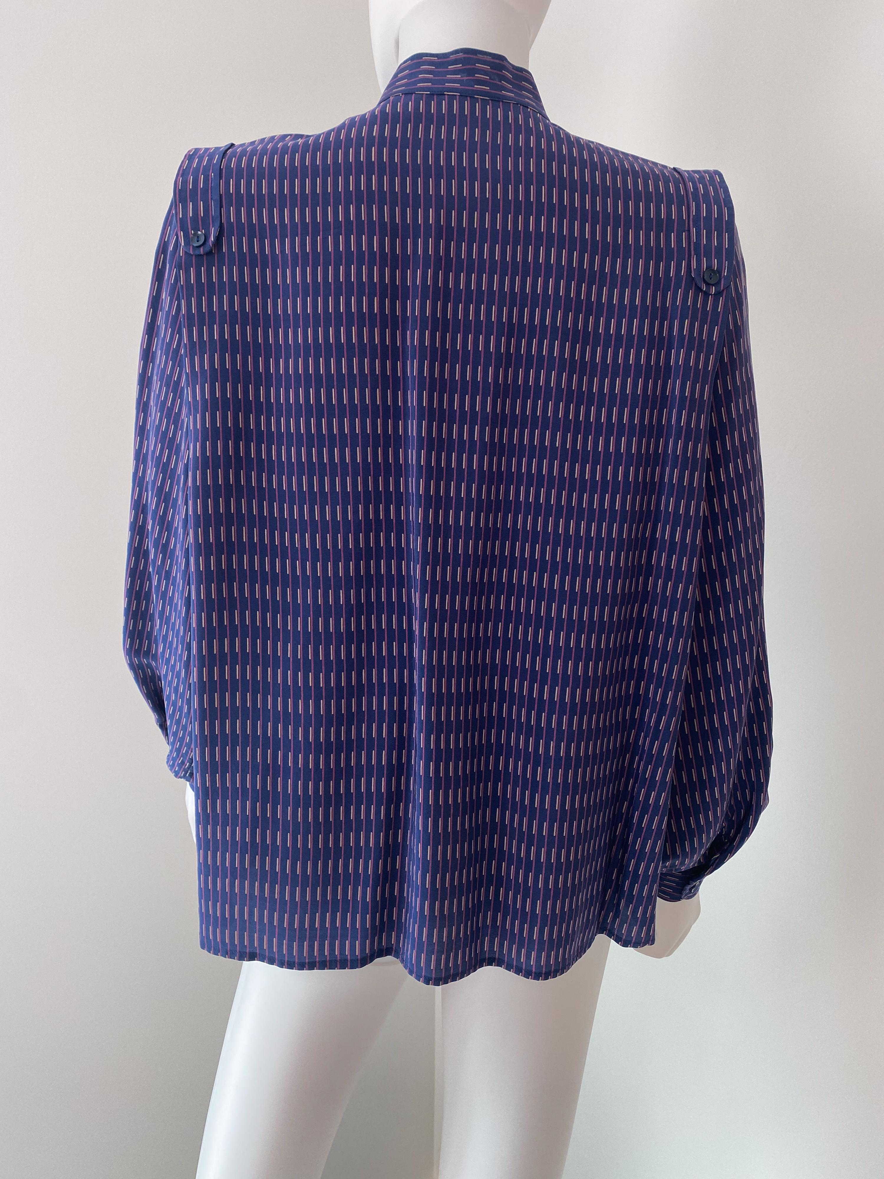 Camicetta di seta anni '70 Top viola blu con stampa geometrica Taglia 6/8 in vendita 4