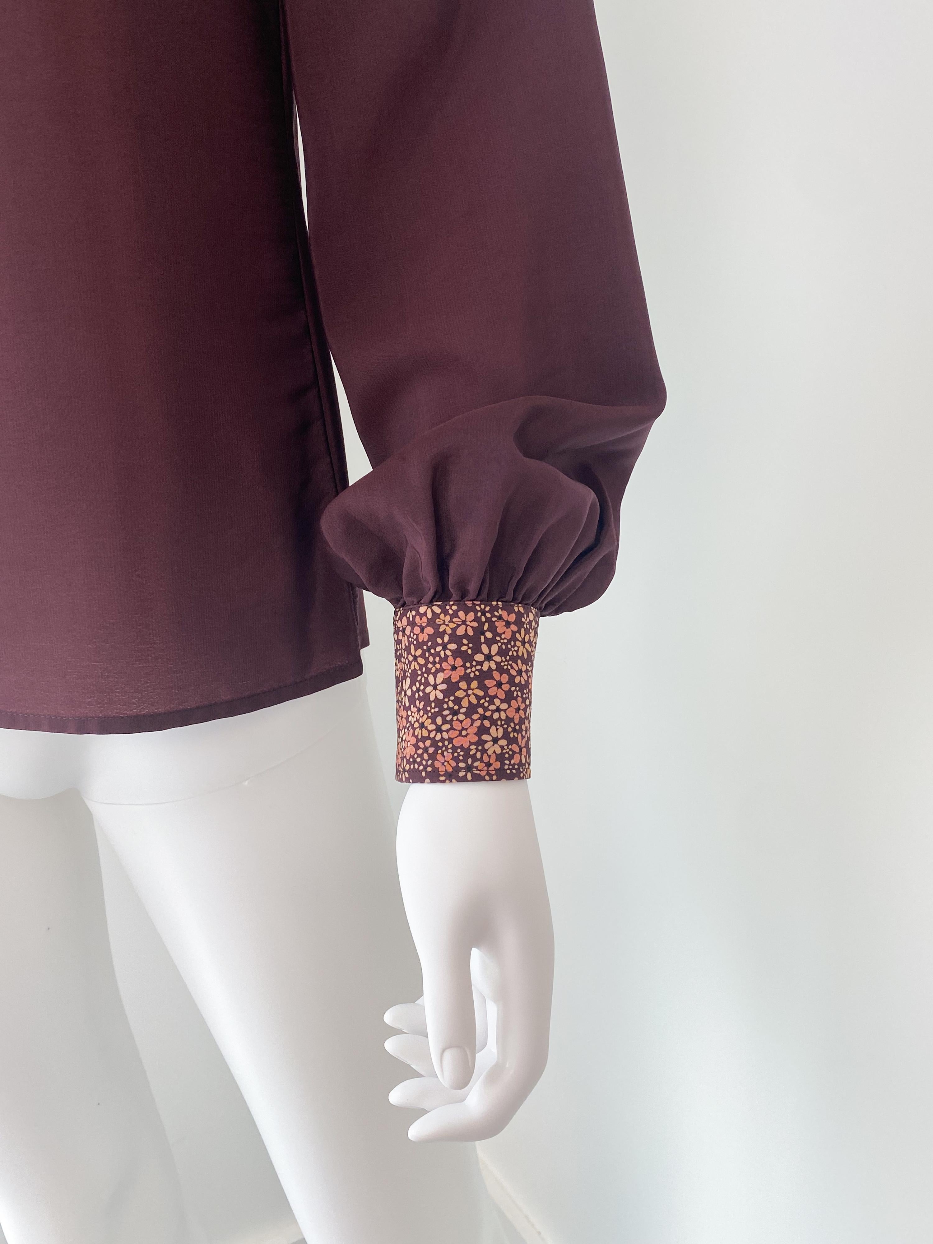 Vintage 1970s Silk Blouse Top Purple Plum Flowers Print Size 6 In Good Condition For Sale In Atlanta, GA