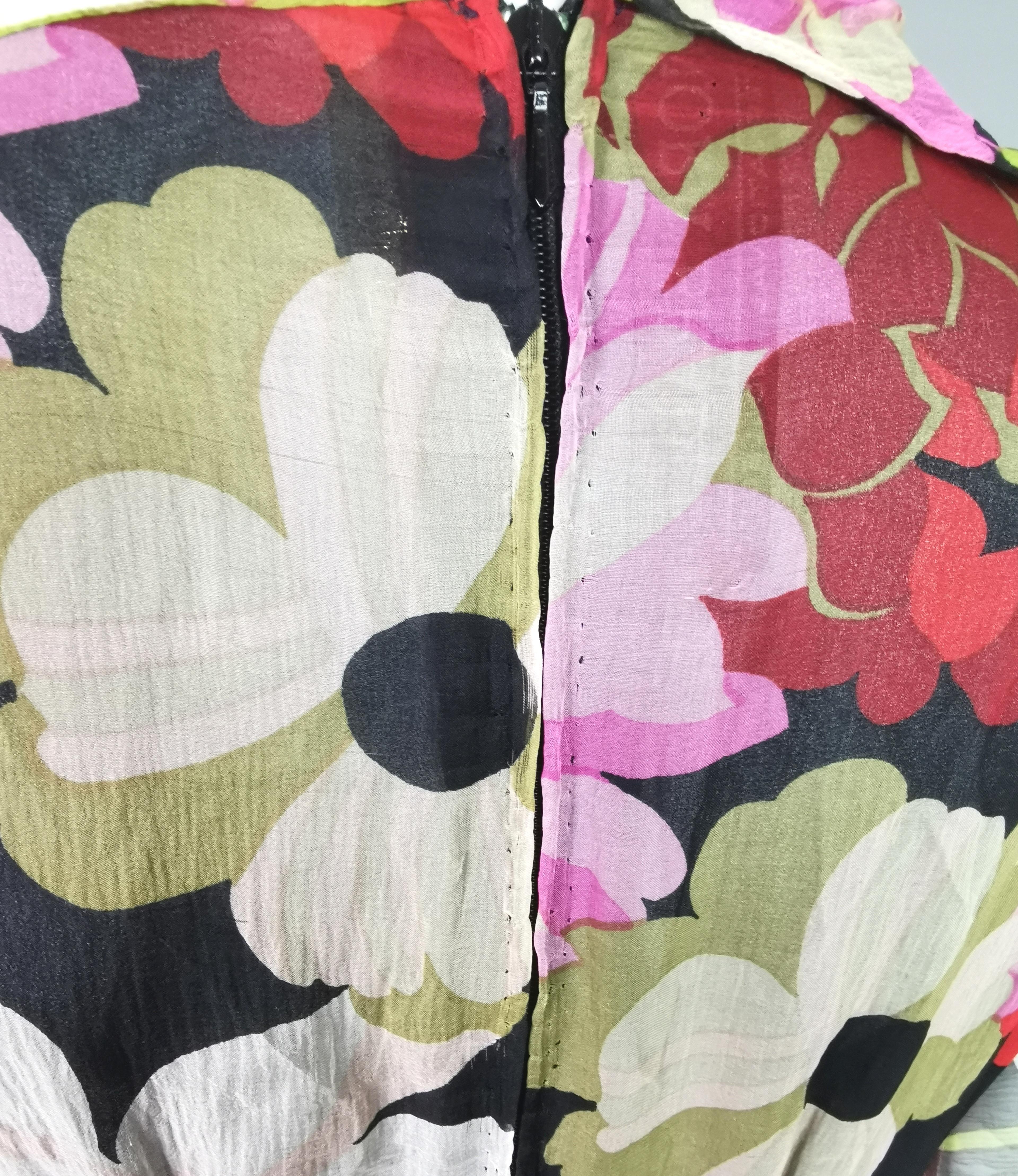 Robe à imprimé floral en géorgette de soie vintage des années 1970  en vente 11
