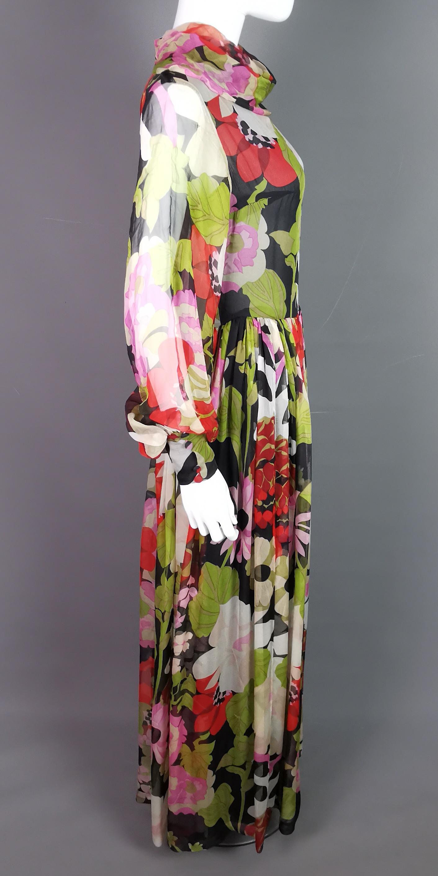 Vintage 1970er Jahre Seide Georgette Kleid mit Blumendruck aus Seide  im Zustand „Gut“ im Angebot in NEWARK, GB