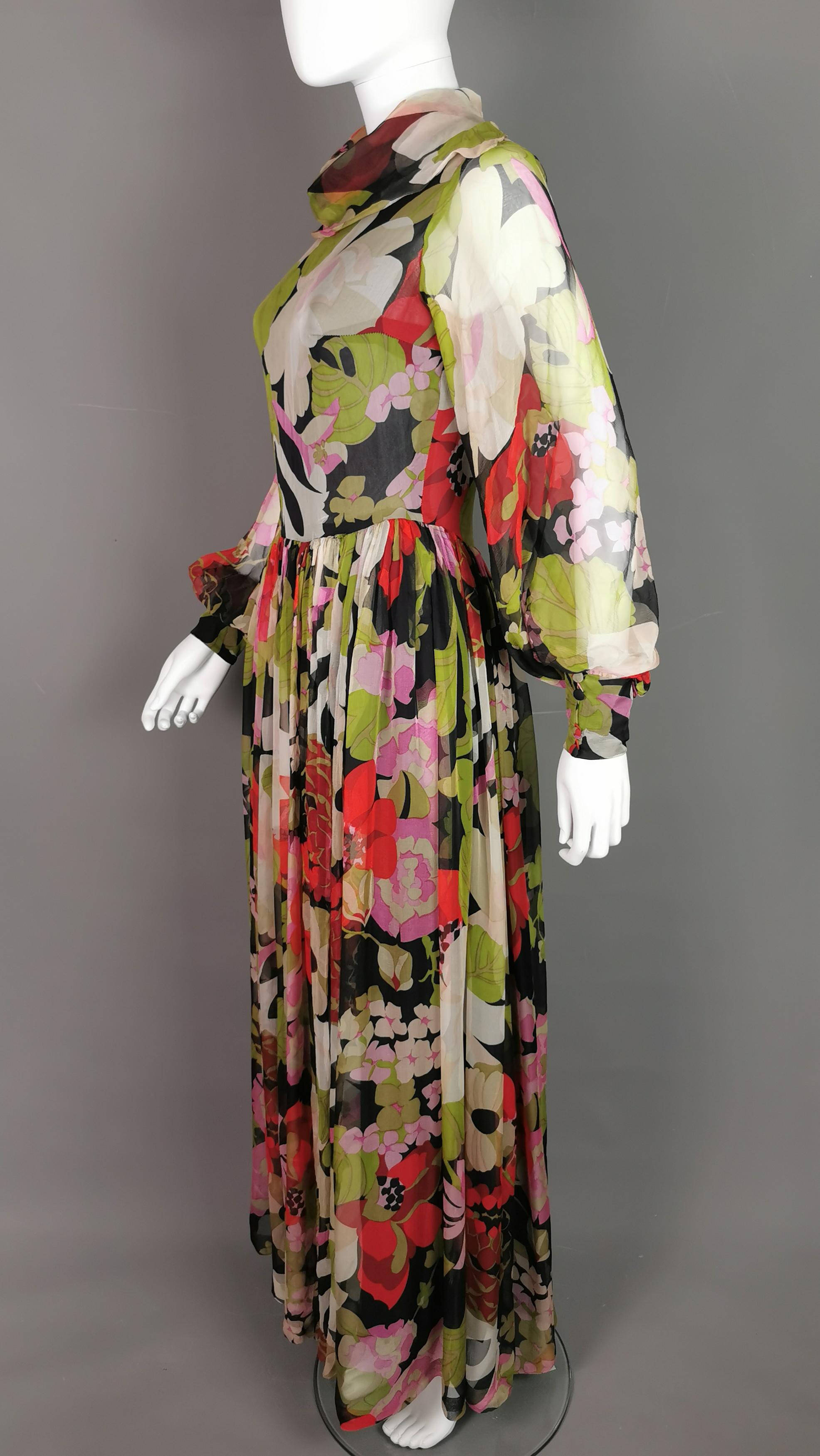 Vintage 1970er Jahre Seide Georgette Kleid mit Blumendruck aus Seide  Damen im Angebot