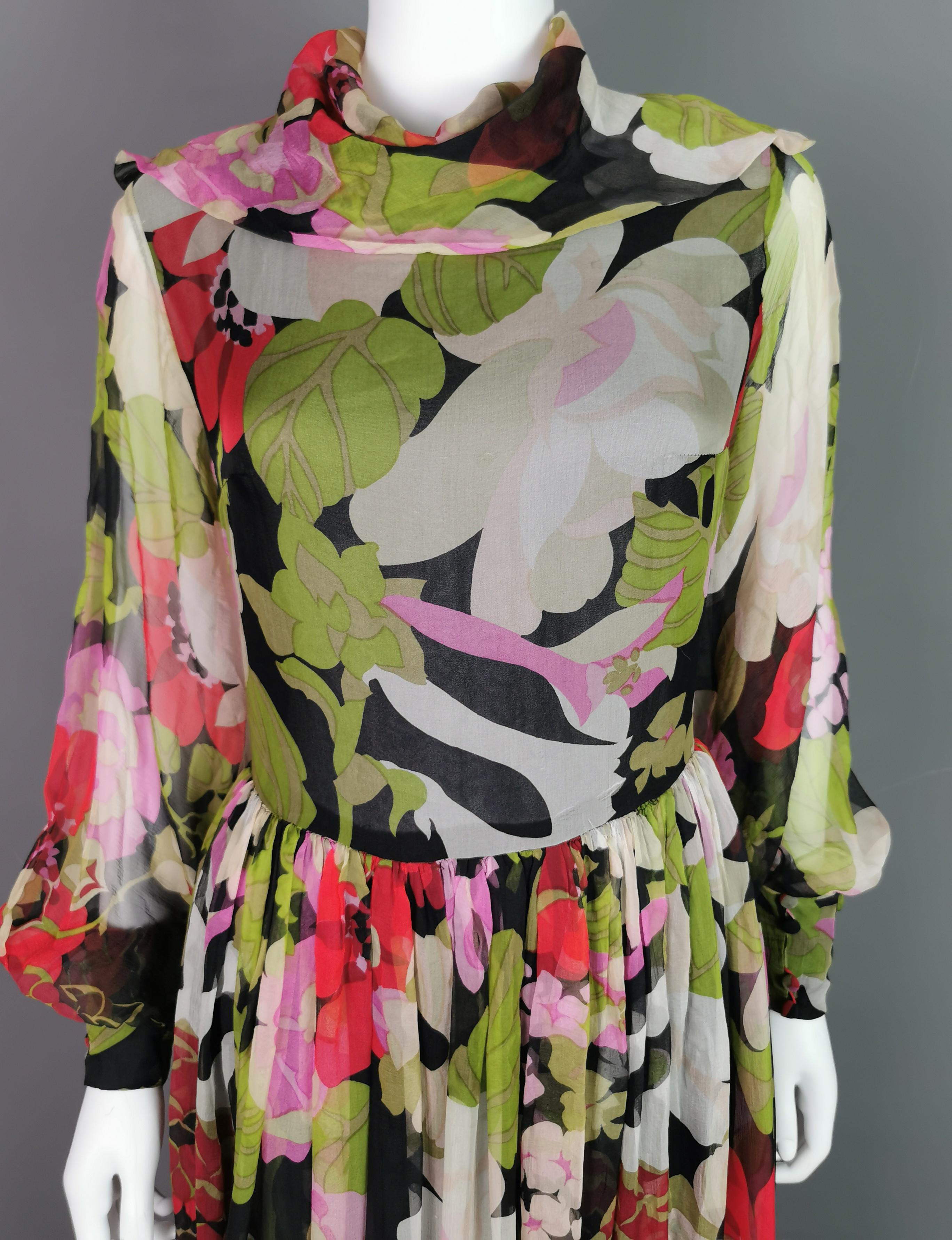 Robe à imprimé floral en géorgette de soie vintage des années 1970  en vente 1