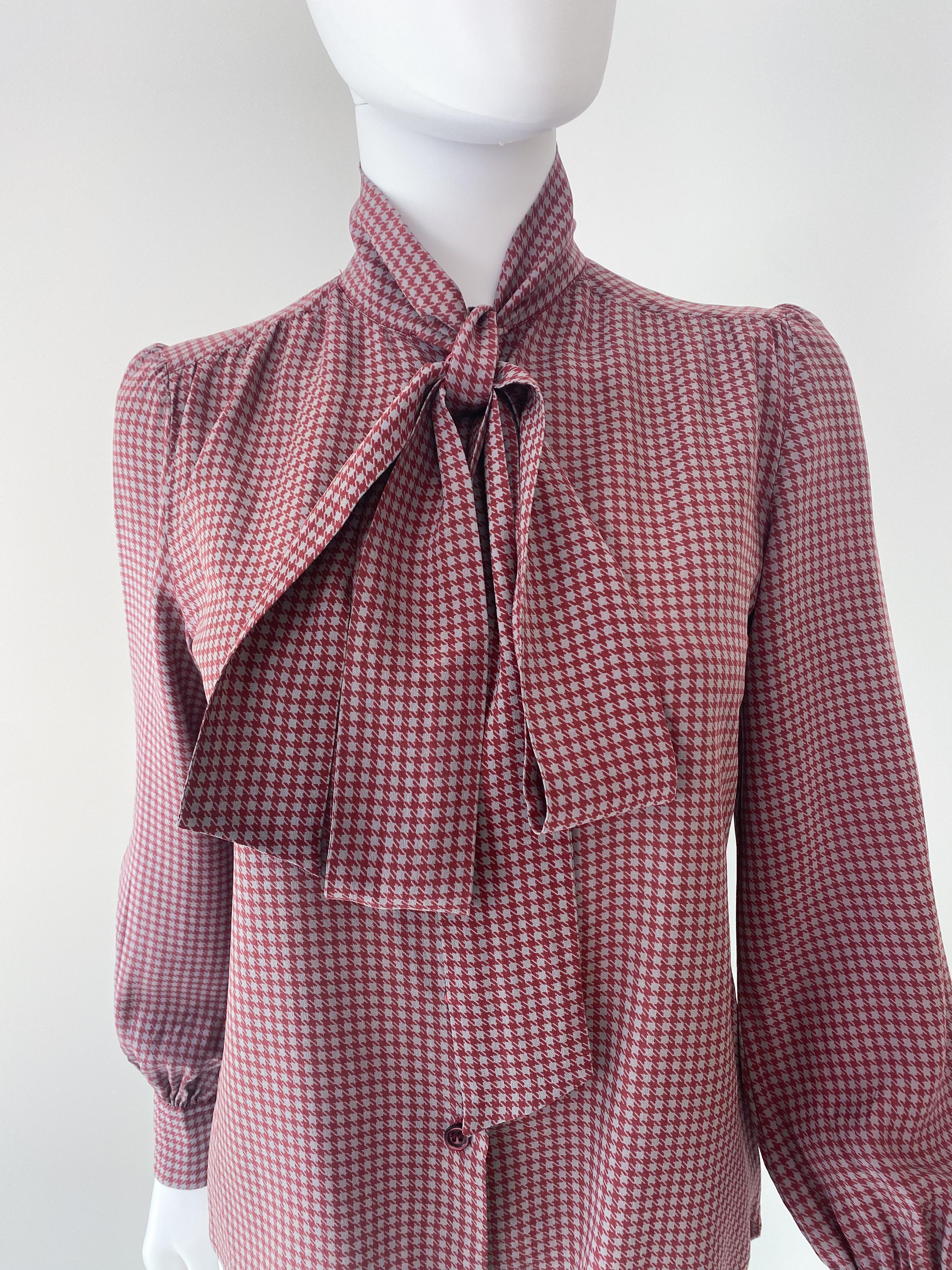 Blusa de seda con lazo burdeos y gris Pied de Poule Talla 6/8 en Excelente estado para la venta en Atlanta, GA