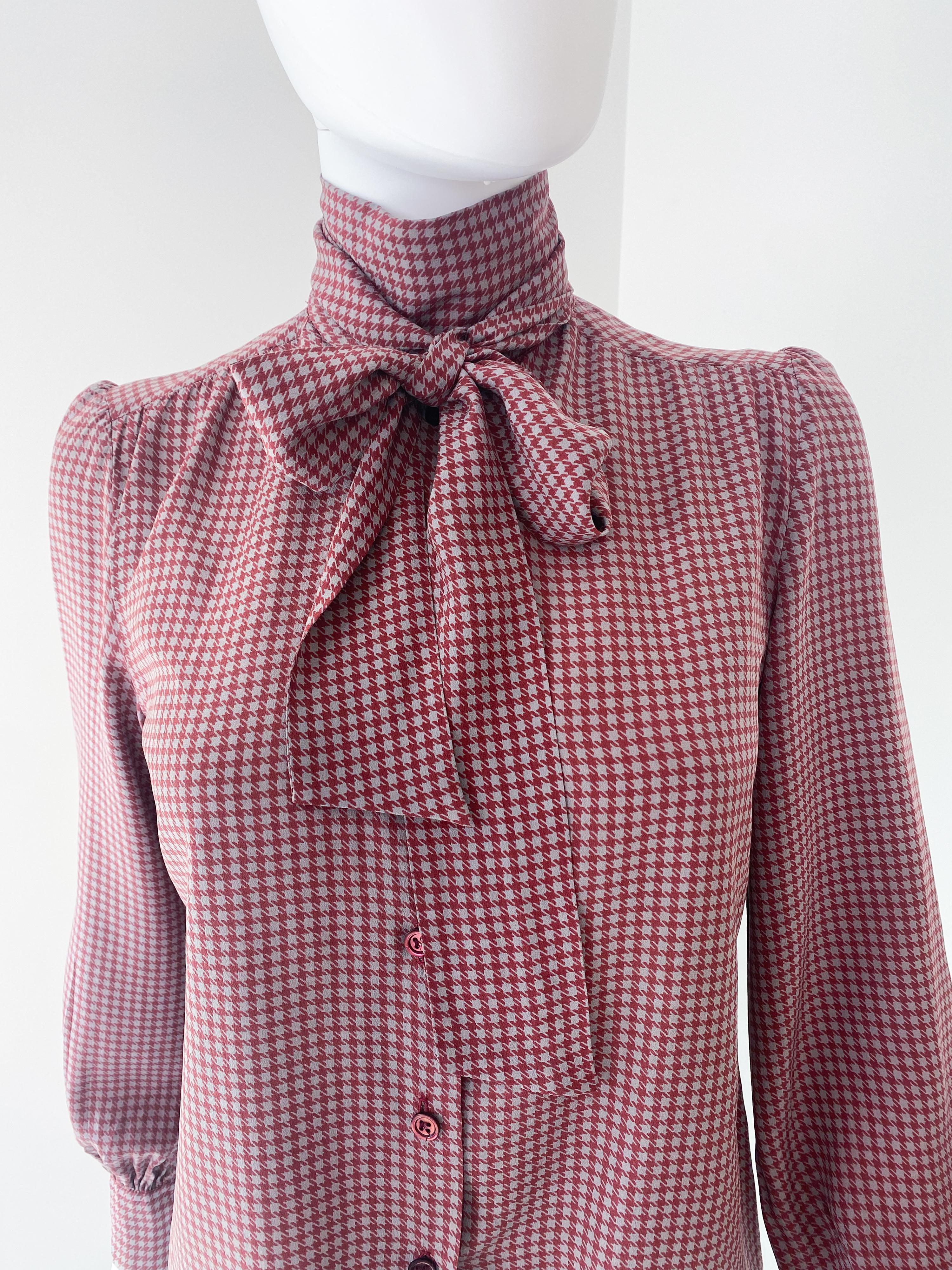 De las mujeres Blusa de seda con lazo burdeos y gris Pied de Poule Talla 6/8 en venta