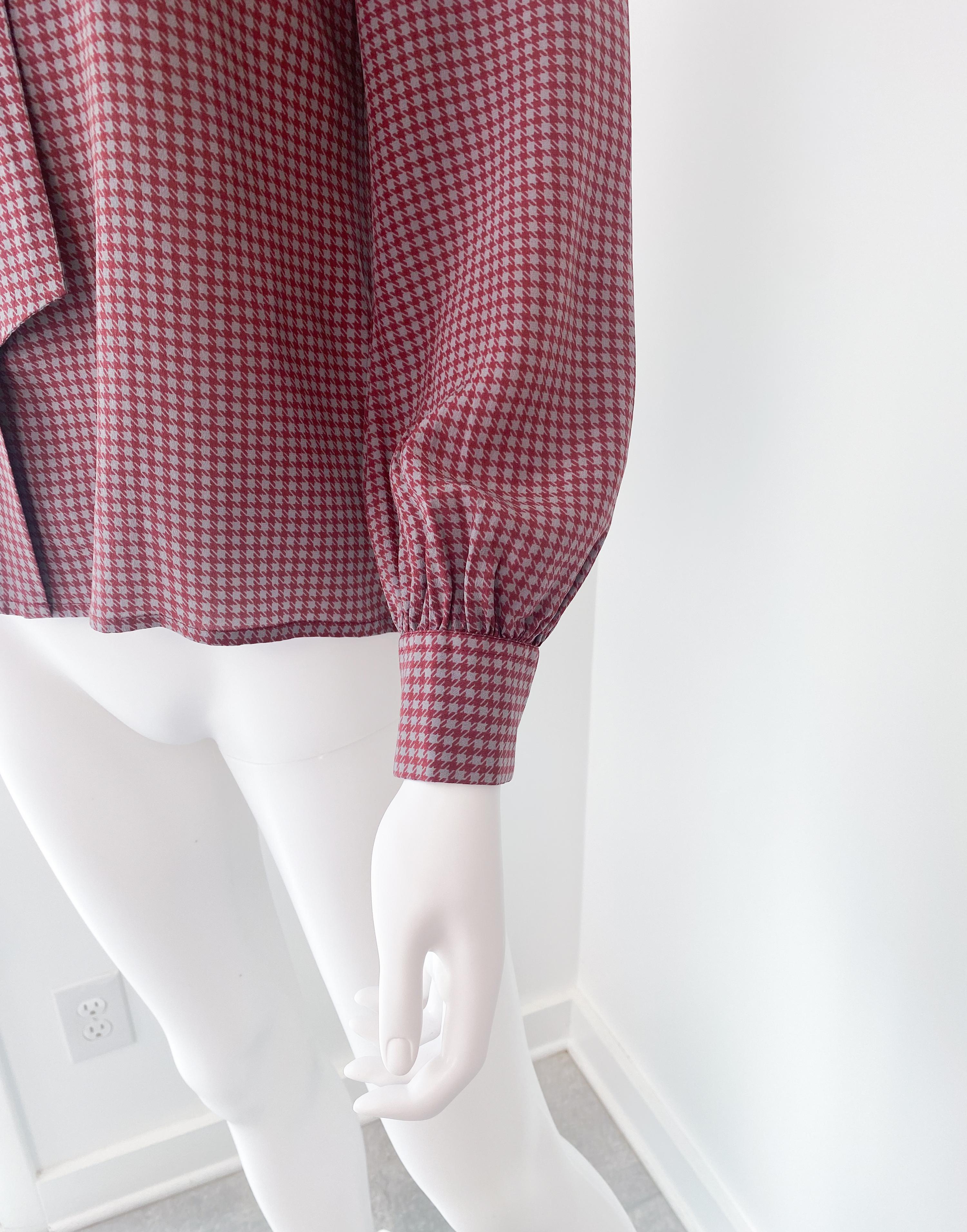 Blusa de seda con lazo burdeos y gris Pied de Poule Talla 6/8 en venta 1
