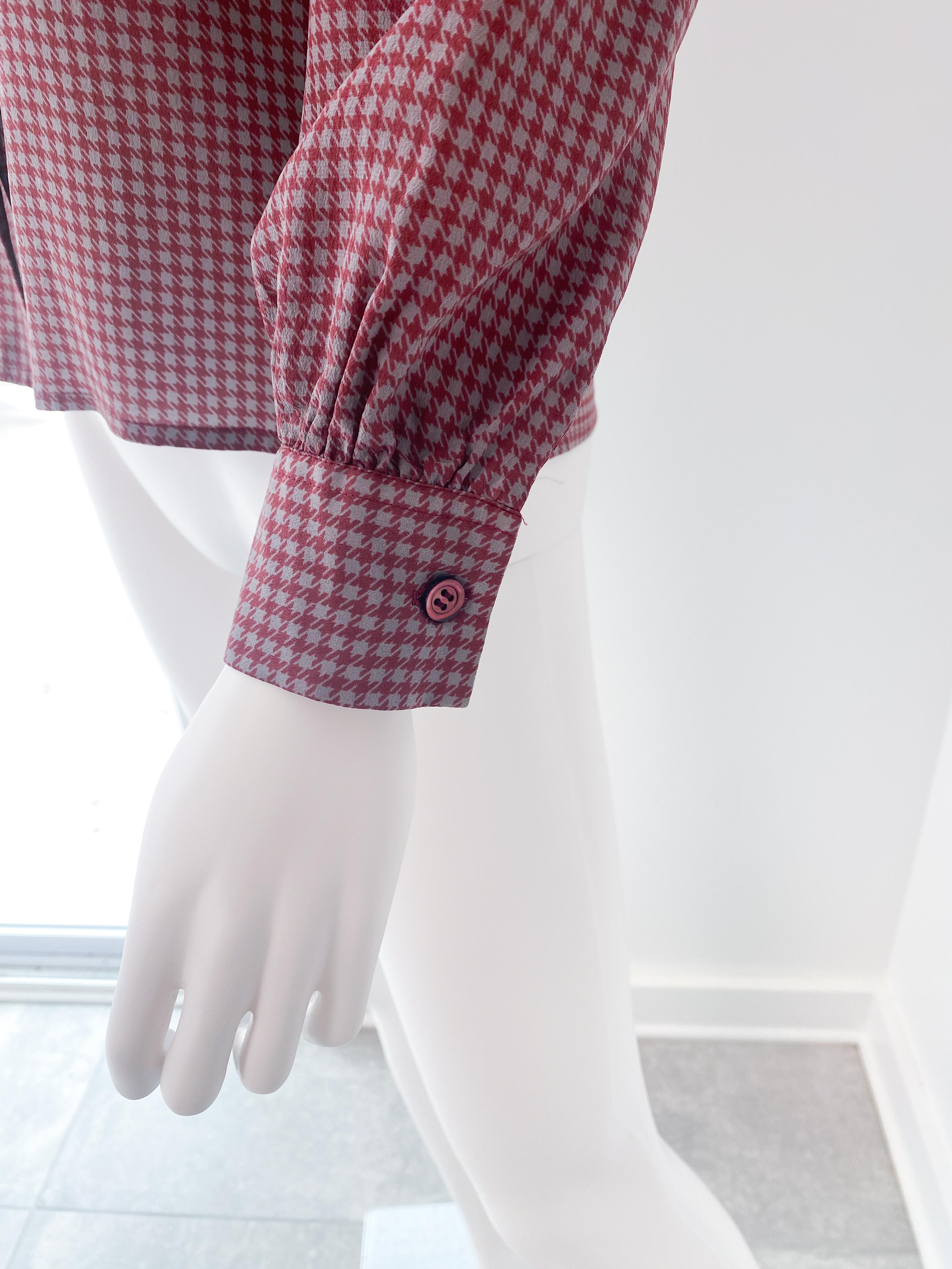 Blusa de seda con lazo burdeos y gris Pied de Poule Talla 6/8 en venta 2