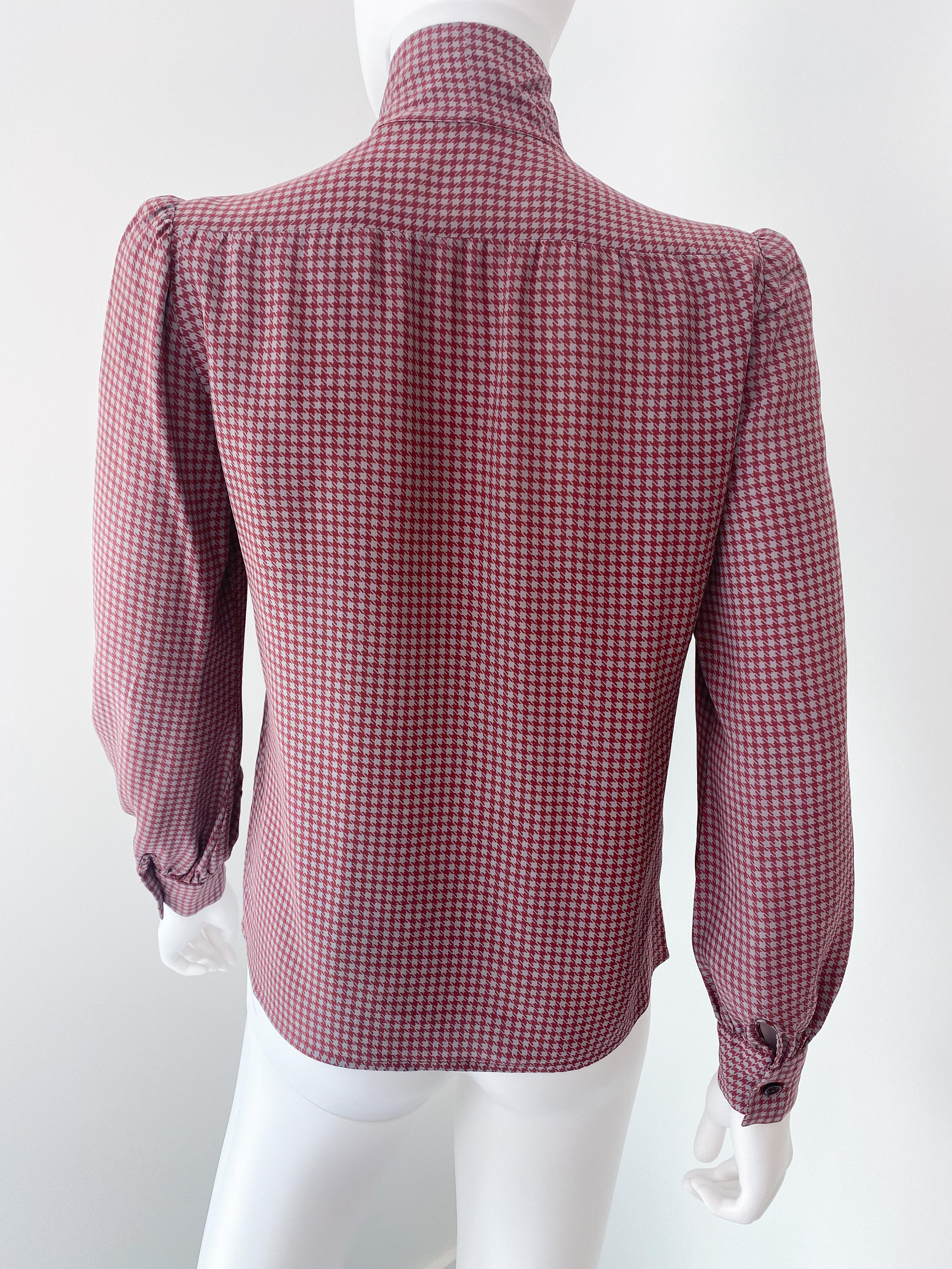 Blusa de seda con lazo burdeos y gris Pied de Poule Talla 6/8 en venta 3