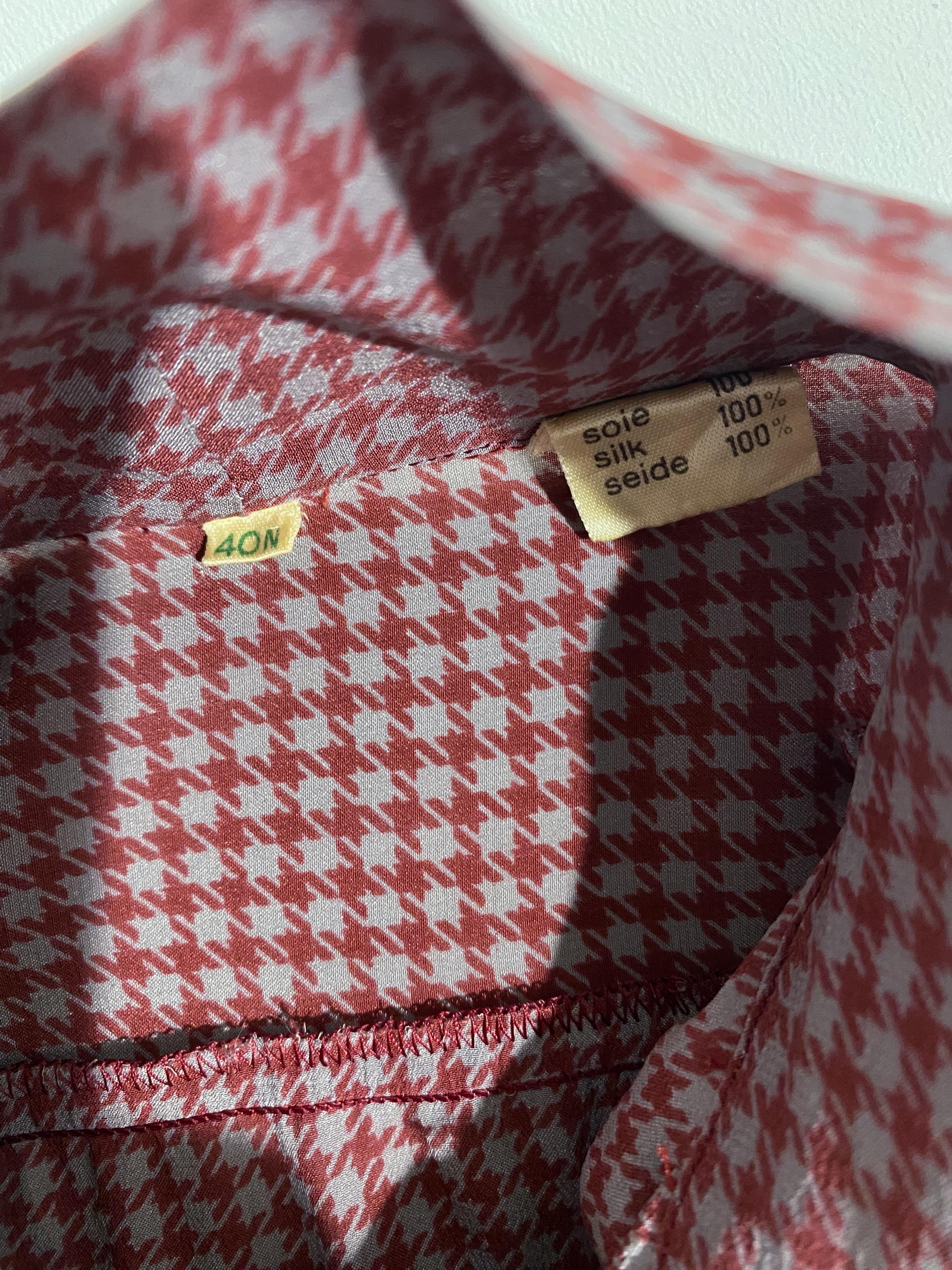 Blusa de seda con lazo burdeos y gris Pied de Poule Talla 6/8 en venta 4