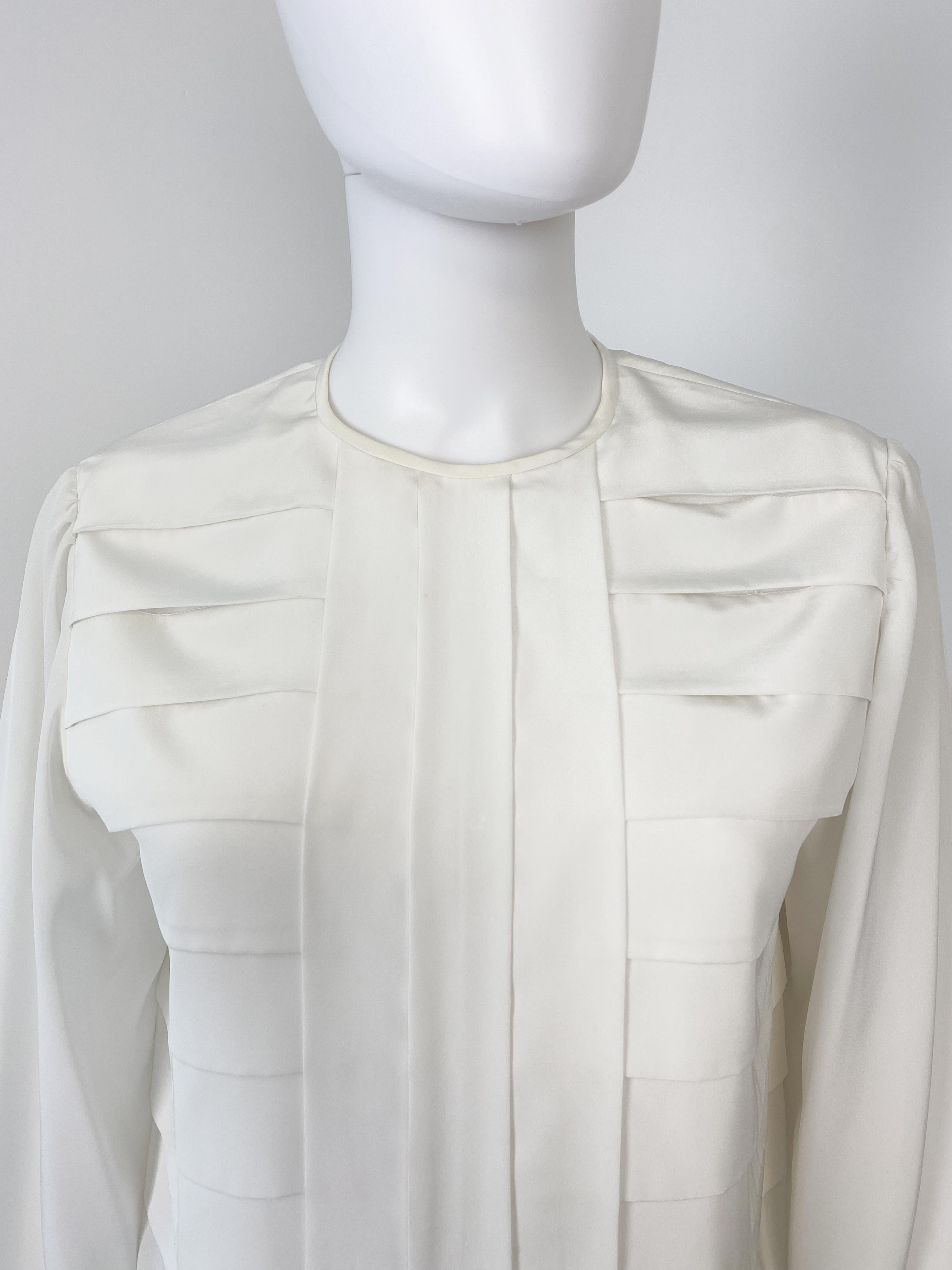 Vintage 1970s Silky Polyester Blouse Top White Origami Pleat Size 10/12 In Excellent Condition For Sale In Atlanta, GA