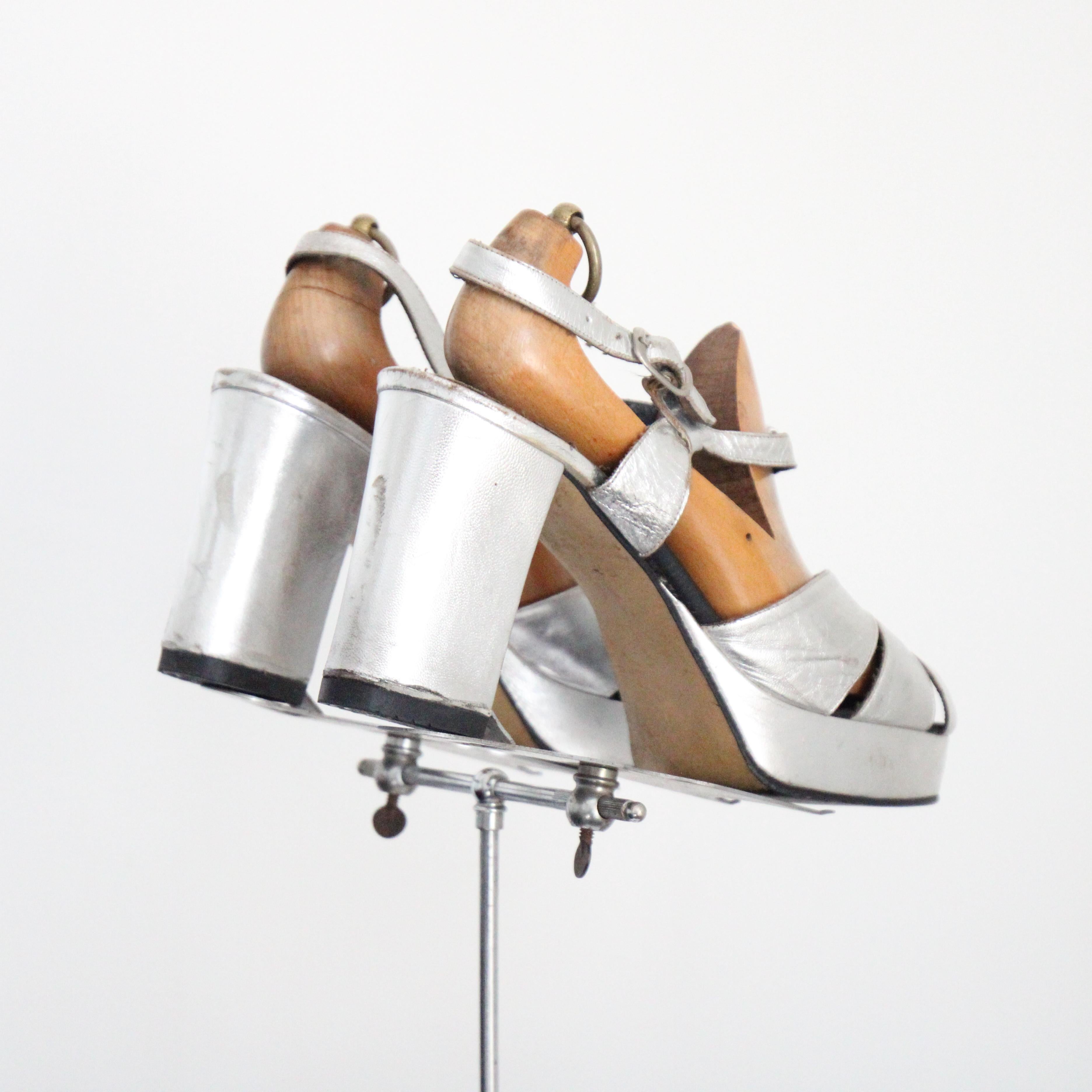 Vintage 1970's silver T Bar Platforms Heels Seventies Platforms UK 6.5 US 8.5 In Good Condition For Sale In Cheltenham, GB