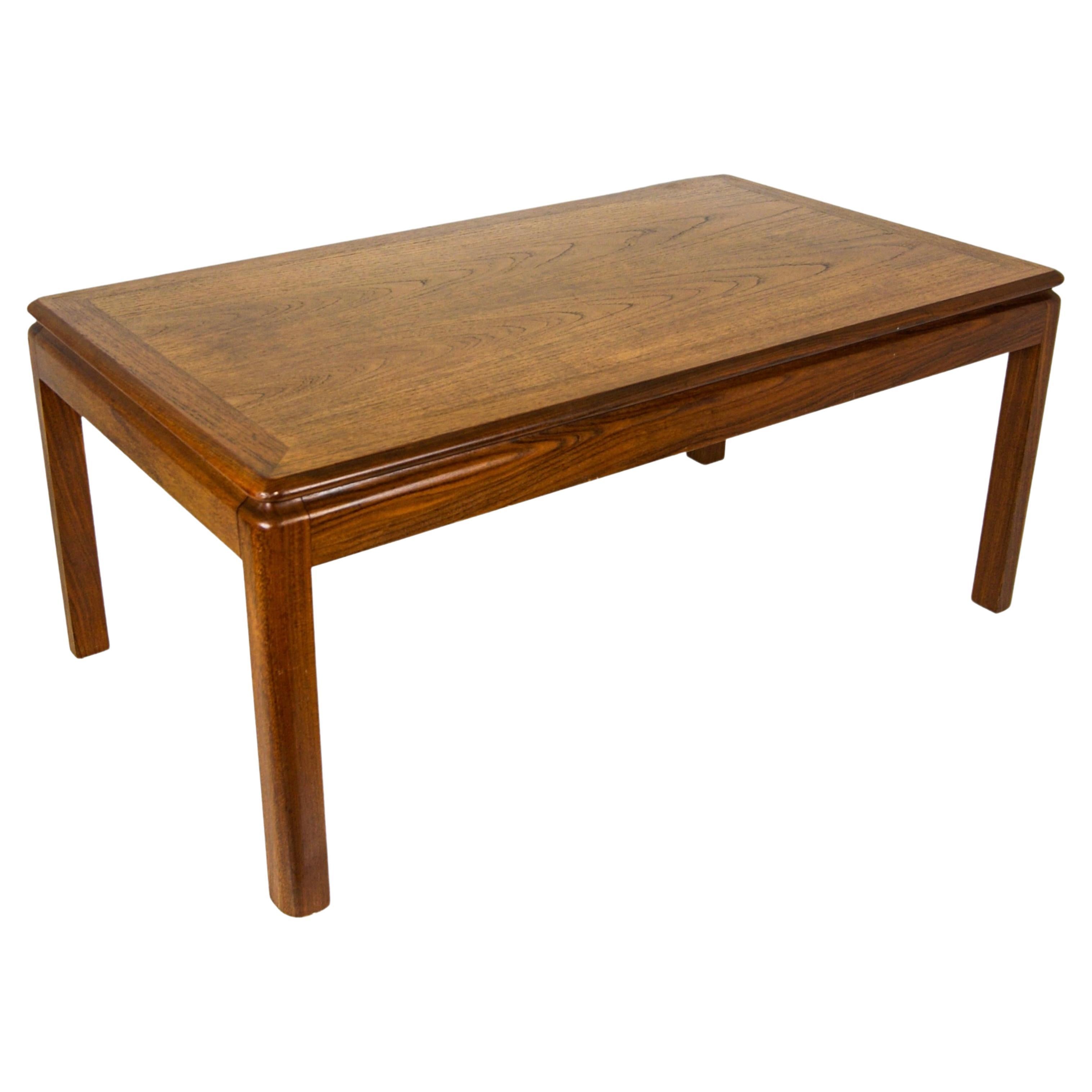 Vintage table basse en teck de fabrication britannique par G Pan.
 Table basse minimaliste en teck massif avec une belle patine du grain du bois.
Table basse de grande taille, solide et résistante.
Labellisé 