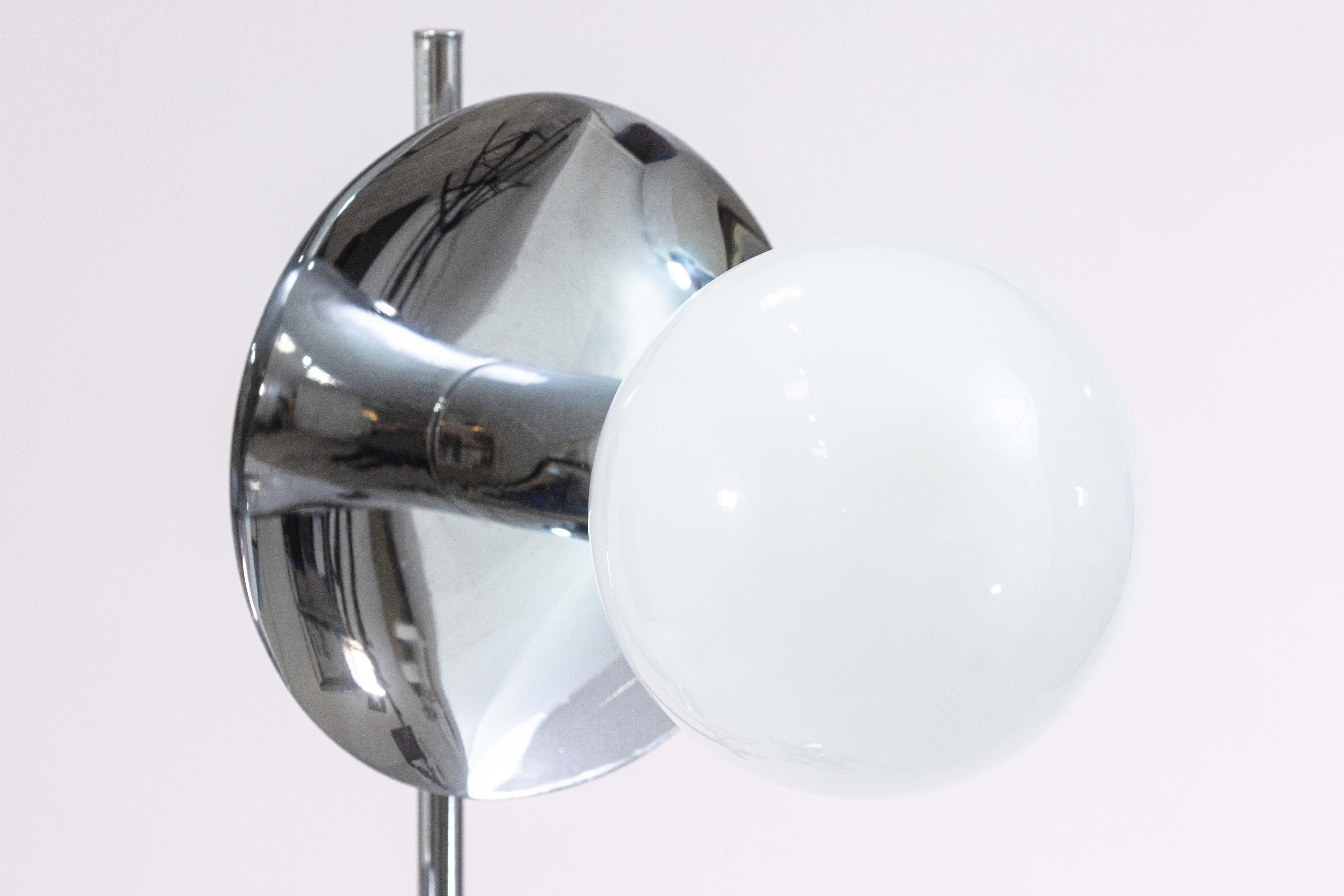 A vintage 1970s space age chrome table lamp. This is a lovely table lamp with a classic mid century design, taking inspiration from the designs of Sonneman. This lamp features an all chrome design with a center rod holding three domed lamp heads.