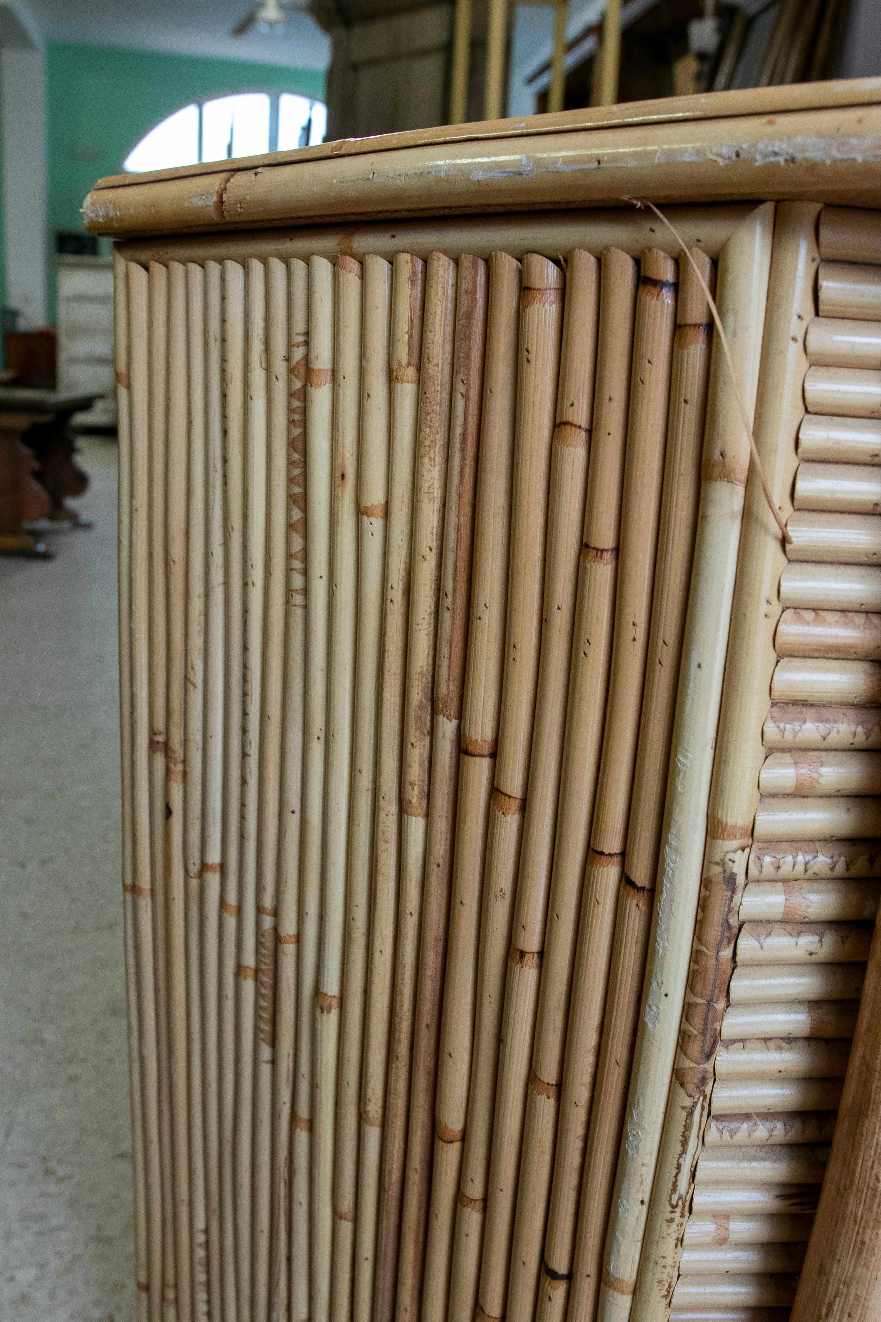 Spanische Holztruhe mit 5 Schubladen und Bambus gefüttert, 1970er Jahre im Angebot 12
