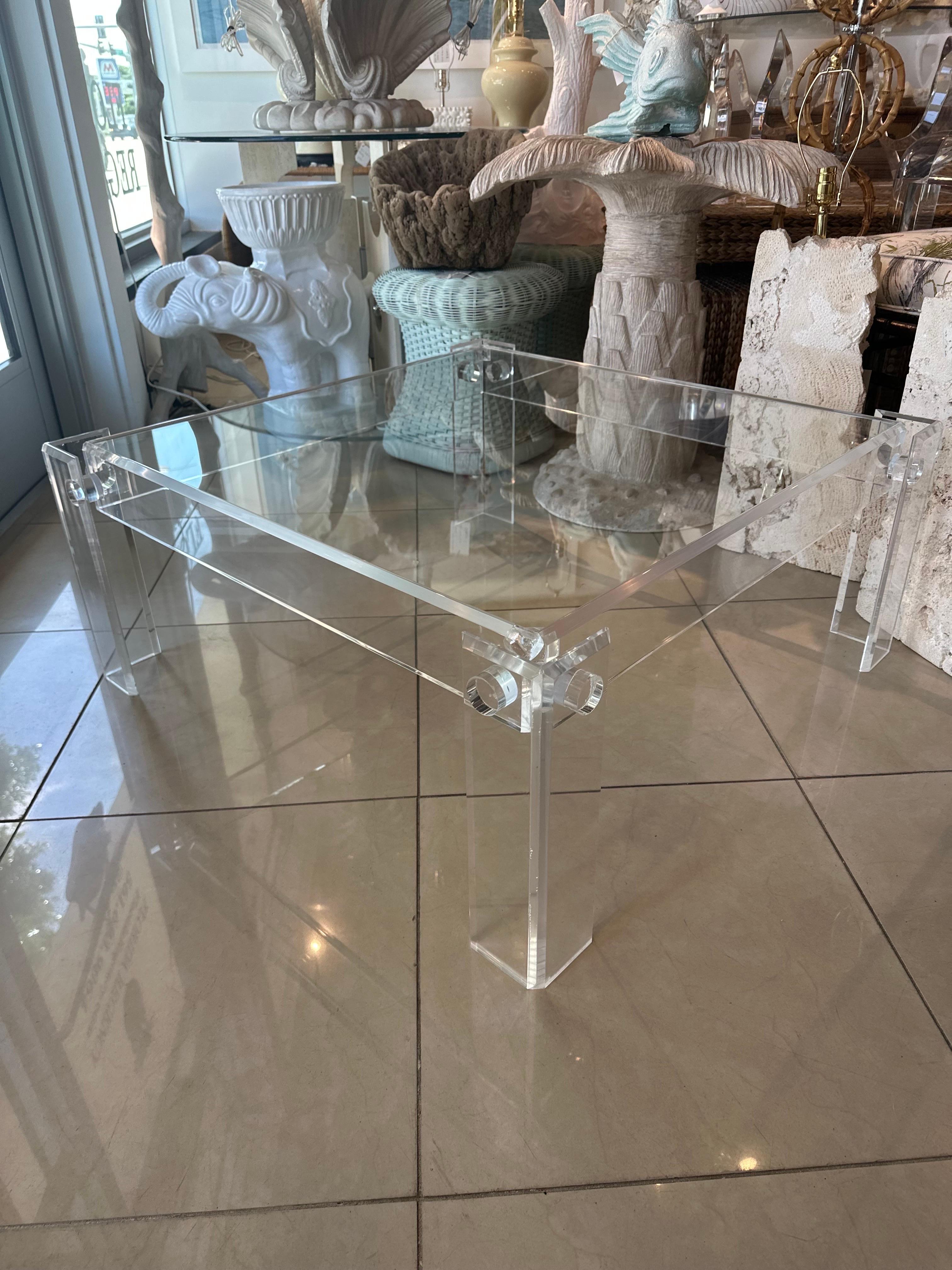 Table basse carrée de cocktail en lucite des années 1970 avec plateau en verre encastré en vente 3