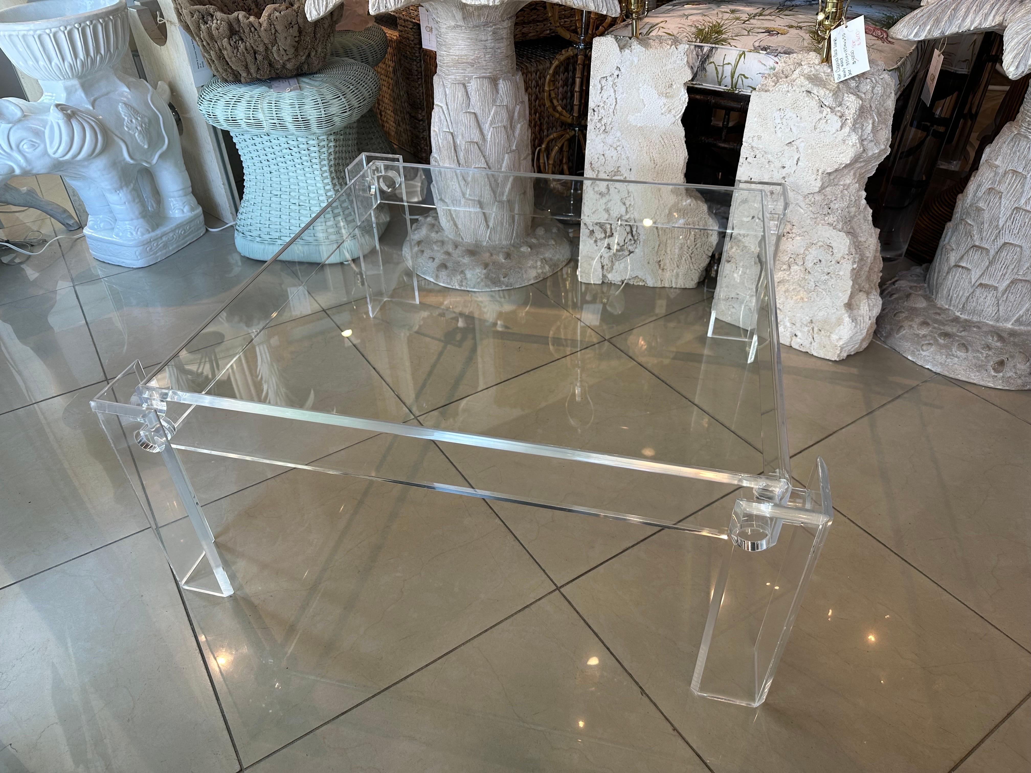 Table basse carrée de cocktail en lucite des années 1970 avec plateau en verre encastré en vente 4